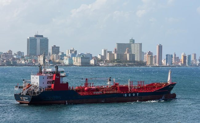 Мексика стала главным поставщиком нефти на Кубу обогнав Венесуэлу по итогам 2025 года пишет Financial Times со ссылкой на статистику Kpler В прошлом году Мексика экспортировала на Кубу в среднем чуть более 12 тыс барр в сутки что составляет около 44 от общего объема импорта нефти на остров и на 56 больше чем было в 2024 году Тогда как Венесуэла экспортировала в прошлом году примерно 9 5 тыс барр в сутки что составляет 34 от общего объема импорта нефти на остров Это сопоставимо с уровнем 2024 года и на 63 меньше чем было в 2023 году приводит статистику компания Kpler она отслеживает движение судов по всему миру Импорт венесуэльской нефти на Кубу существенно сократился из за ужесточения санкций США в отношении венесуэльской госнефтяной компании PDVSA и связанных с ней структур В результате Мексика стала основным поставщиком нефти для островного государства что помогло поддержать коммунистический режим на Кубе отмечают аналитики в разговоре с FT