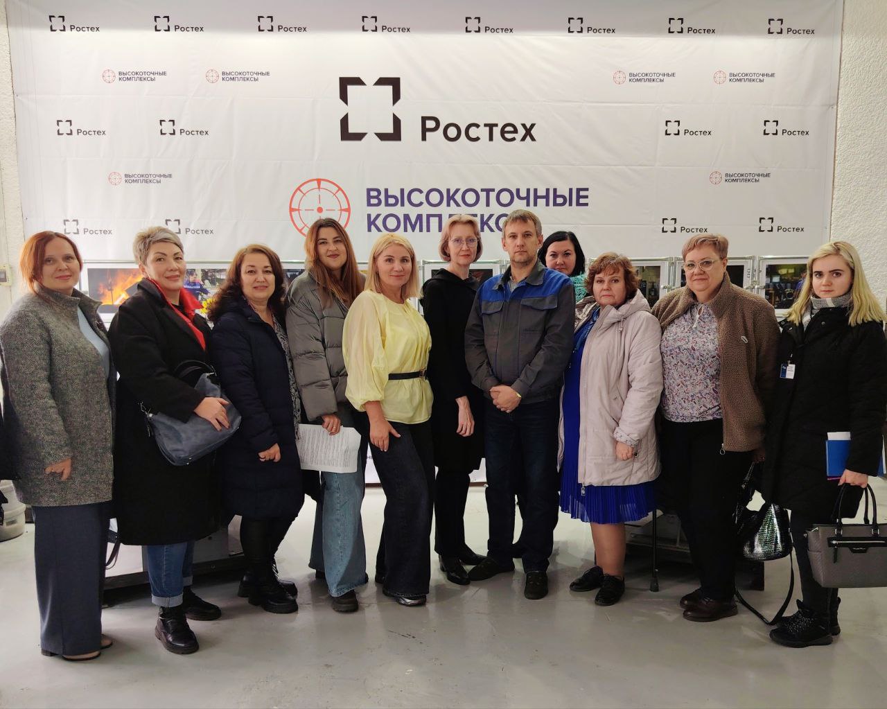 Мы завершили осенний этап профориентационной акции Неделя без турникетов Мероприятие проводится дважды в год В связи с популярностью акции мы продлили сроки осеннего этапа до четырех недель чтобы предприятие смогли посетить как можно больше желающих В этот раз Неделя без турникетов проходила с 01 по 28 октября Гостями Барнаултрансмаша стали учащиеся Алтайского политехнического техникума и школы N54 Особое внимание было уделено педагогам для них мы провели отдельную экскурсию Гости побывали в музее трудовой славы где узнали об истории предприятия а после в сопровождении заводских гидов отправились на производство За время проведения акции на предприятии побывало более 200 любителей дизелестроения Напомним Неделя без турникетов всероссийский профориентационный проект который Союзмаш России реализует с 2015 года Акция стала эффективным инструментом ранней профориентации укрепив связи между образованием и промышленностью