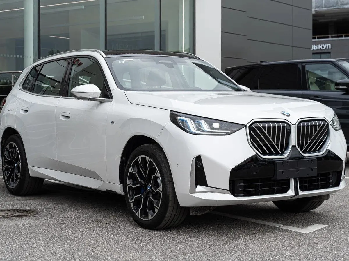Продажи новых BMW в России выросли в первом квартале на 91 по сравнению с тем же периодом 2025 года По данным Автостата в январе марте на учет поставлено 3873 транспортных средства Самой популярной моделью у россиян остается кроссовер BMW Х3 Его регистрации увеличились в 3 5 раза 1255 штук В топ 5 также входят Х5 647 штук рост 77 Х1 465 штук 189 Х7 349 штук 35 Х6 293 штуки 17 Свыше половины машин 51 5 пришлось на BMW китайской сборки Доля настоящих немецких автомобилей составила 43 5 Есть BMW из США 3 5 и даже местной российской сборки 40 штук Подписаться на PRO transport Telegram MAX