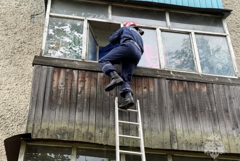 Камчатские спасатели помогли женщине попасть в запертую малышом квартиру  В Елизове спасатели помогли матери попасть в квартиру, где оказался заперт её ребёнок, сообщили РАИ «КАМЧАТКА-ИНФОРМ» в краевом управлении МЧС.  Просьба о помощи поступила в службу спасения днём 11 августа. Мама двухлетнего малыша вышла на несколько минут, но мальчик успел закрыл дверь изнутри.  На место прибыла дежурная смена Камчатского спасательного центра. Спасатели приняли решение не вскрывать дверь, а попасть в квартиру на втором этаже через балкон. Они аккуратно вскрыли окно и попали внутрь. Малыш в медпомощи не нуждался.  Спасатели призывают камчатцев быть внимательными и не оставлять детей одних без присмотра. Даже если вы выходите «на минутку», берите с собой телефон, а ещё обязательно отключайте электронные и бытовые приборы, ...  Читать на сайте: