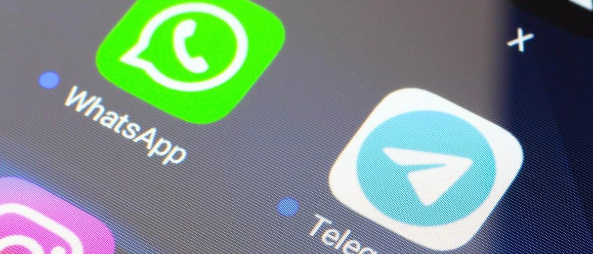 В минцифры РК опровергли слухи о запрете WhatsApp и Telegram Государственные органы Казахстана переходят на использование в качестве основного мессенджера приложения Aitu На этом фоне в социальных сетях распространяют слухи о блокировке WhatsApp и Telegram В министерстве цифрового развития Казахстана опровергли эти сообщения передает Петропавловск news Распространяемая информация о якобы запрете на использование зарубежных мессенджеров WhatsApp Telegram и др не соответствует действительности Министерство цифрового развития сообщает что никакого запрета на личное использование зарубежных сервисов не вводится Инициатива по внедрению Aitu касается исключительно служебной коммуникации в центральных и местных государственных органах а также в организациях квазигоссектора Она необходима для того чтобы госслужащие могли безопасно обмениваться служебной информацией предназначенной исключительно для служебного пользования Цель повышение уровня информационной безопасности и переход на защищённую цифровую среду прокомментировали в министерстве цифрового развития Казахстана В минцифры также сообщили что Aitu станет основным инструментом для служебной переписки рабочих чатов оперативных уведомлений и взаимодействия с государственными цифровыми платформами Его преимущество в том что все серверы размещены на территории Казахстана что соответствует требованиям по защите данных и делает систему более надёжной для госорганов Aitu не заменяет и не мешает зарубежным мессенджерам в личной жизни граждан а лишь обеспечивает защищённый канал для рабочих процессов в государственном секторе добавили в ведомстве новостиСКО СКОновости новостиКазахстана новости новостиПетропавловска