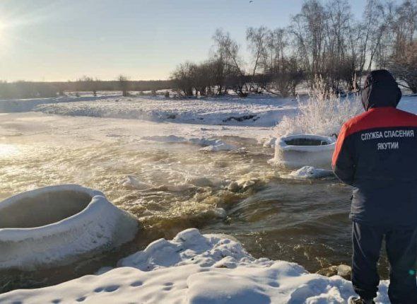 В Чурапчинском улусе идет спад воды после прорыва дамбы Сегодня в Чурапчинском улусе Якутии отмечается снижение уровня воды после прорыва дамбы в селе Харбала 2 я Об этом сообщил глава района Степан Саргыдаев в беседе с корреспондентом нашего агентства По данным Службы спасения Якутии прорыв дамбы Кладбищенская произошёл 5 ноября во время сброса воды Ширина размыва составила около 4 метров при глубине 30 40 сантиметров Сейчас высота воды ниже критического уровня на 4 метра Как и планировали начинаем подготовительные работы Завтра 7 ноября приступим к ремонту поднимем уровень дамбы все необходимые материалы и техника имеются Угроза для населённых пунктов отсутствует подчеркнул Степан Саргыдаев Справка село Харбала 2 я расположено в Чурапчинском улусе Республики Саха Якутия на берегу реки Татта в 16 километрах к востоку от села Чурапча и примерно в 155 километрах от Якутска Фото Службы спасения Якутии YakutiaMedia l Новости Якутии