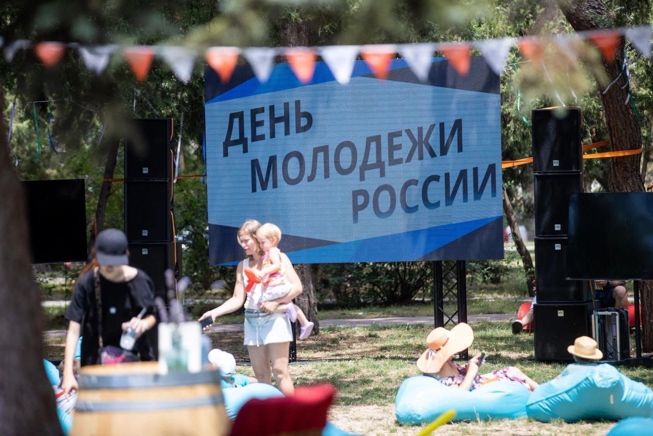 В Анапе пройдет серия мероприятий ко Дню молодежи В пятницу, 27 июня на разных городских площадках будут организованы соревнования, конкурсы и концерты. Начнется праздник с 9:30 до 13:00 соревнованиями по футболу на спортплощадке по адресу: Анапа, ул. Крепостная 67. В 15:00 в сквере Гудовича стартует масштабный фестиваль «Улица молодых». Начнется он со встречи с мастером спорта СССР, вице-президентом благотворительного фонда поддержки и развития физкультурно-спортивных многоборий «Биатлон в ГТО» Юрием Громыко. С 15:00 до 19:00 будут работать площадки с творческими и спортивными мастер-классами, показательными выступлениями, настольными играми и презентациями работы учреждений профобразования. С 18:00 до 20:30 состоится показ фильма под открытым небом, а с 20:30 до 22:00 – дискотека с диджеем. Также на сцене «Ракушка» на улице Горького в 18:00 выступит рок-группа. Приглашаются все желающие провести день весело и интересно!