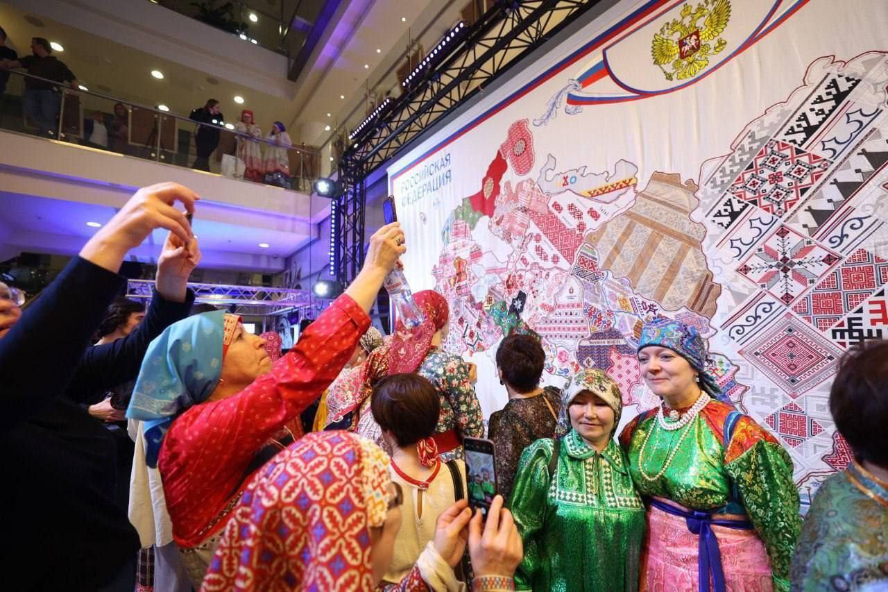 "Вышитая карта России" вдохновила Никиту Михалкова на создание фестиваля "Атлас театральной России". Народный артист объявил об этом на презентации "Современной музыкальной карты России" в Москве. Уникальные орнаменты регионов стали отправной точкой для этой культурной инициативы. Благодаря фестивалю театральные коллективы из разных уголков страны покажут свои постановки на сцене театра "Мастерская "12". Проект "Вышитая карта России" продолжает объединять творческие силы и укреплять культурные связи между регионами.