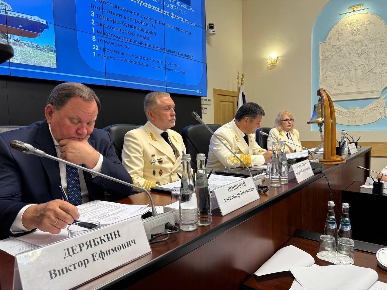 Совместное заседание коллегии Федерального агентства морского и речного транспорта и Общественного совета при Росморречфлоте прошло сегодня, 4 июля, в Москве в зале коллегий Росморречфлота. В мероприятии приняли участие представители Аппарата правительства, Минтранса России, Росморречфлота, руководители администраций морских портов и речных бассейнов, отраслевых учебных заведений. Морскую спасательную службу на совместном заседании коллегии представлял руководитель Морспасслужбы Виктор Чернов. На повестке дня были рассмотрены насущные вопросы работы отрасли. В частности, участники обсудили роль мультимодальных перевозок в обеспечении эффективного соединения транспортных маршрутов и развития логистики грузоперевозок на внутренних водных путях, а также вопросы увеличения грузоперевозок на Волго-Каспийском морском канале в связи с расширением транспортного коридора «Север-Юг». В ходе заседания коллегии были подведены итоги мероприятий отрасли, посвященных празднованию 80-летия Победы в Великой Отечественной войне.