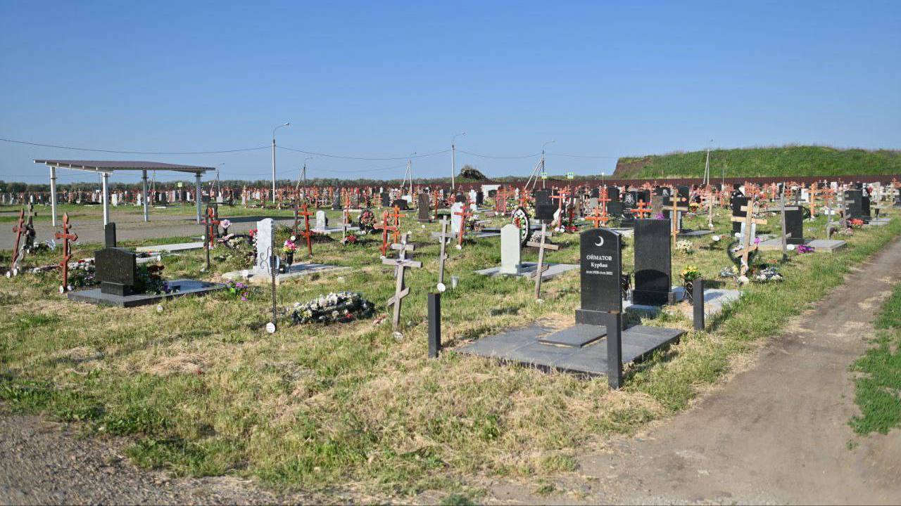 Мэрия направит 494,2 млн руб. на строительство второй очереди нового кладбища в хуторе Копанском  Проект уже прошел государственную экспертизу, пишет РБК.  Реализовать проект планируют в течение двух лет, а выбор подрядчика запланирован на второй квартал 2025 года.  Новый участок под расширение кладбища охватывает территорию в 300 гектаров.    свои фото, видео и истории присылайте нашему боту     Краснодар Телетайп  Подписаться