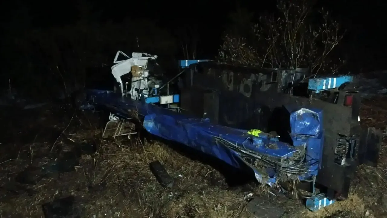 В районе Взморья автовышка рухнула в кювет спасатели вытащили пострадавшего Авария произошла на 100 м километре трассы Южно Сахалинск Оха В среду 12 мая автовышка съехала с дороги перевернулась и оказалась в кювете Спецтехника сильно повреждена В машине находился один человек он пострадал Сигнал диспетчеру Долинского пожарно спасательного отряда поступил в 23 27 Уже через 11 минут спасатели с отдельного поста в селе Взморье были на месте рассказывают в агентстве по делам ГО ЧС и ПБ Пожарные транспортировали пострадавшего до кареты скорой помощи отключили аккумулятор чтобы не случилось короткого замыкания убедились что техника не опасна для окружающих и вернулись в подразделение Эхо Сахалина Подписаться в МАХ