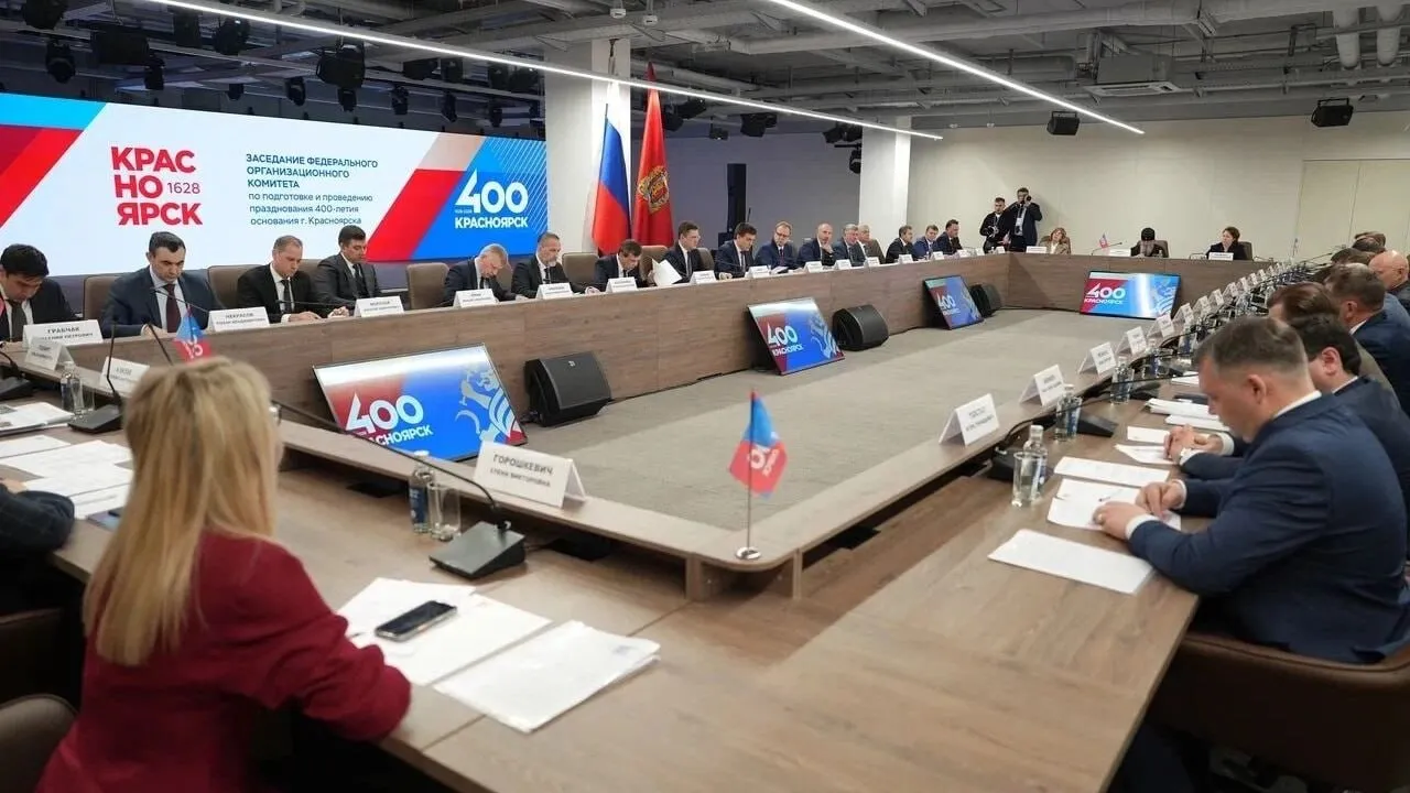Норникель направит несколько миллиардов рублей на проекты к 400 летию Красноярска Об этом рассказали на выездном совещании федерального оргкомитета которое в городе провел вице премьер Александр Новак По словам губернатора Михаила Котюкова к юбилею уже завершили 20 мероприятий на сумму более 18 млрд рублей Также заключено более 11 соглашений с крупными компаниями на ремонт социальных объектов строительство гостиниц спортцентров парков и скверов У Норникеля один из крупнейших блоков связан с Енисейским речным пароходством и Красноярским речным портом Компания планирует вложить в их развитие более 10 млрд рублей Это должно увеличить пропускную способность порта на 25 до 2 5 млн тонн грузов в год Также компания готовит модернизацию своего офиса в Красноярске новые объекты в фанпарке Бобровый лог обновление флота реконструкцию причалов и архитектурную подсветку здания пароходства у Коммунального моста