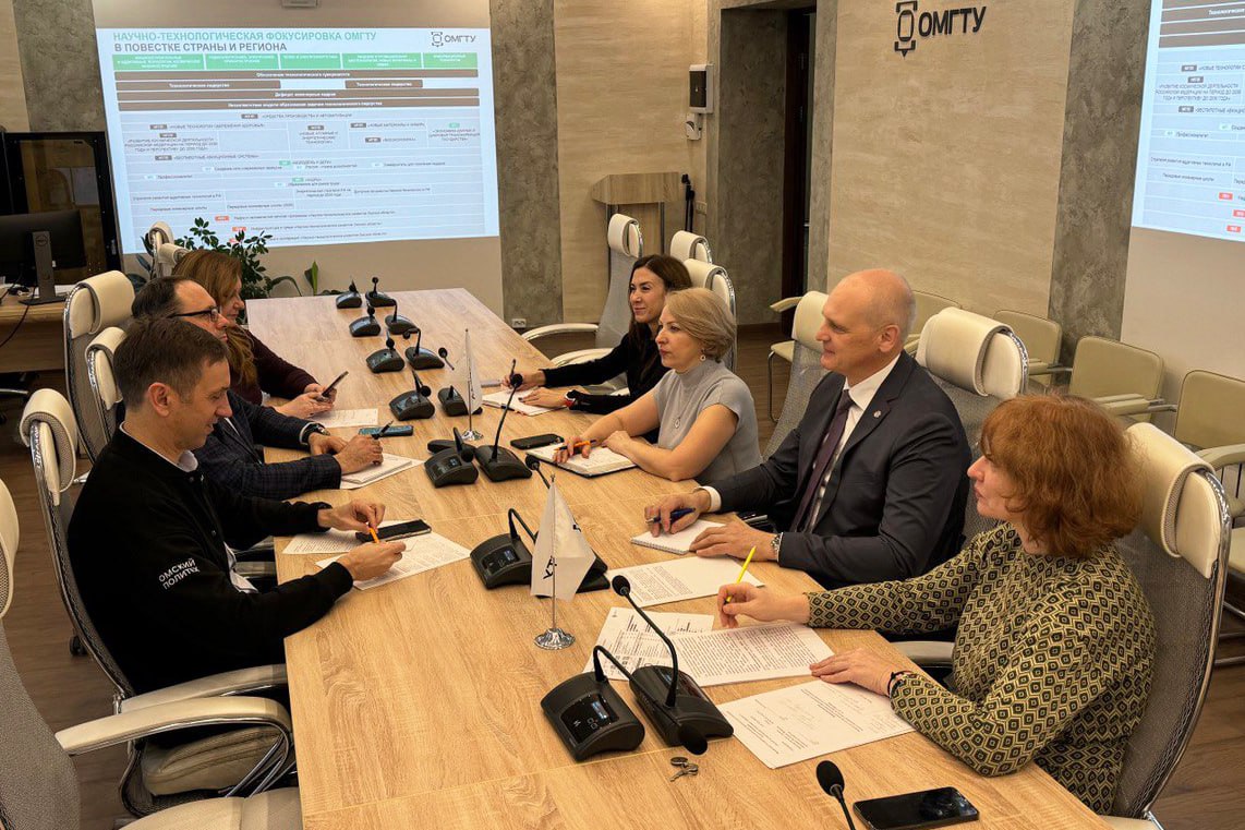 Курс на технологическое лидерство Управленческая команда во главе с ректором Павлом Корчагиным провела рабочее совещание по вопросу разработки программы развития университета до 2036 года Основными пунктами повестки встречи стали анализ текущего состояния университета и выявление сильных сторон определение стратегических целей и задач на ближайшие годы обсуждение мер повышения качества образования и научной деятельности формирование предложений по улучшению инфраструктуры выстраивание эффективной кадровой политики Павел Корчагин ректор ОмГТУ Каждый из руководителей внес свои предложения и экспертные оценки опираясь на опыт и видение перспектив развития своего направления Диалог шел в конструктивном ключе звучали смелые идеи анализировались имеющиеся ресурсы намечались точки роста и возможные вызовы В центре внимания не просто планы а реальные механизмы их воплощения от модернизации учебных программ и обновления материально технической базы до расширения научных исследований и выстраивания партнерских связей с индустрией Согласно актуальным рекомендациям Минобрнауки России программа развития вузов теперь должна строиться преимущественно на реализации конкретных стратегических проектов Новая методика разработки программ развития вузов является одним из ключевых элементов трансформации системы высшего образования предложенной Президентом РФ Владимиром Путиным