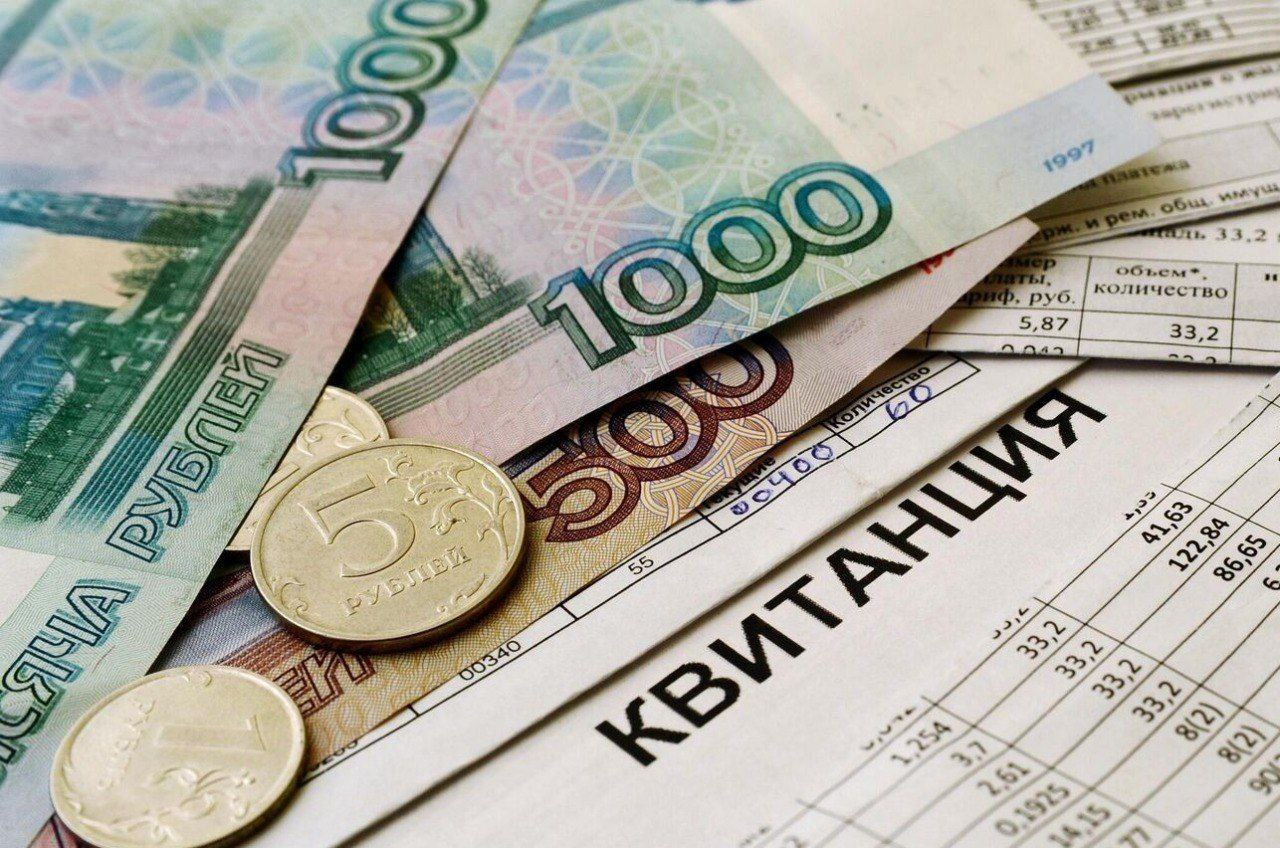 Какие услуги ЖКХ можно не оплачивать объяснил юрист Собственник имеет право отказаться платить за дополнительные жилищно коммунальные услуги если они были добавлены в квитанцию без его согласия Гражданин вправе отказаться от оплаты дополнительных жилищных услуг которые оказывались без согласия собственников помещений Это могут быть услуги охраны услуги консьержа уборка территории или подъезда Обязанность по оплате дополнительных жилищных услуг возникает только на основании решения собрания собственников жилых помещений рассказал преподаватель юридического факультета МГУ имени М В Ломоносова кандидат юридических наук Дмитрий Коновалов Эксперт отметил что если собрание прошло в установленном порядке с соблюдением кворума и необходимого количества согласных то за услуги придется платить Источник РИА Новости   Будь в курсе событий везде ОК VK MAX