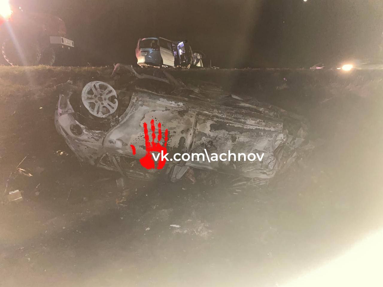 В ДТП погибли 4 человека. Трагедия произошла на 107 км автодороги Южноуральск-Магнитогорск в Верхнеуральском районе. ГАИ региона: Киа Сид вылетела на встречку, столкнулась с Киа Рио и Хонда Фрид. После этого Сид опрокинулся, загорелся и оказался в кювете. В результате погибли водитель Хонды, водитель и двое пассажиров Киа Сид. На месте работала следственно-оперативная группа МВД. Прокуратура организовала проверку.