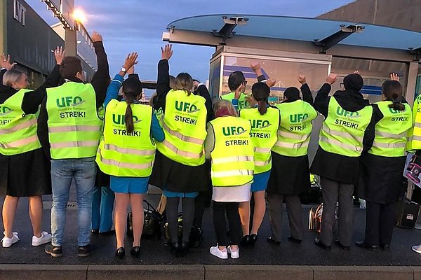 Пилоты и бортпроводники Lufthansa 12 февраля проведут забастовку Пилоты и бортпроводники крупнейшей германской авиакомпании Lufthansa проведут 12 февраля однодневную забастовку пассажирам следует приготовиться к отменам рейсов Об этом сообщает ТАСС со ссылкой на данные профсоюза пилотов и бортпроводников Vereinigung Cockpit и германский профсоюз UFO Забастовка затронет все рейсы вылетающие из аэропортов Германии в период с 00 01 до 23 59 по местному времени Призыв к забастовке распространяется на членов Vereinigung Cockpit работающих в Lufthansa и Lufthansa Cargo говорится в заявлении Vereinigung Cockpit Профсоюз требует повышения пенсионных взносов для примерно 4 8 тыс сотрудников Lufthansa Руководство авиакомпании отклоняет требование ссылаясь на высокие затраты и низкую прибыльность aviaru net n292438