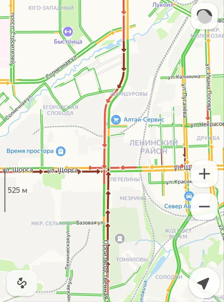 На перекрёстке Щорса и Производственной произошла ситуация стараниями ответственных ведомств. В комментариях сообщается об изменениях в работе светофора, из-за чего всё слилось в одну большую предновогоднюю пробку.  Ждём видео от главы администрации с проездом перекрёстка в 5 утра с возмущённым комментарием, что никакой пробки не обнаружено и трафик движется штатно.