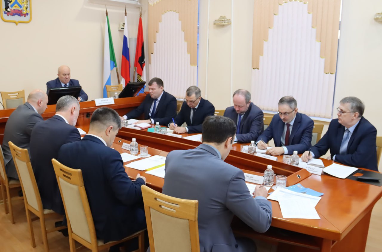 До Нового года осталось чуть больше недели Дал ряд поручений сотрудникам на предпраздничные дни и новогодние каникулы Взять под особый контроль вывоз мусора с дворовых территорий и наведение порядка на контейнерных площадках Обсудить с региональным оператором вопрос увеличения кратности вывоза ТКО в период новогодних и рождественских праздников Дорожным и коммунальным службам оперативно убирать снег и наледь с дорог и пешеходных зон Особое внимание уделять местам проведения массовых мероприятий Ежедневно проверять новогодние городки на безопасность эксплуатации Незамедлительно устранять дефекты Контролировать соблюдение установленных графиков движения общественного транспорта в выходные и праздничные дни