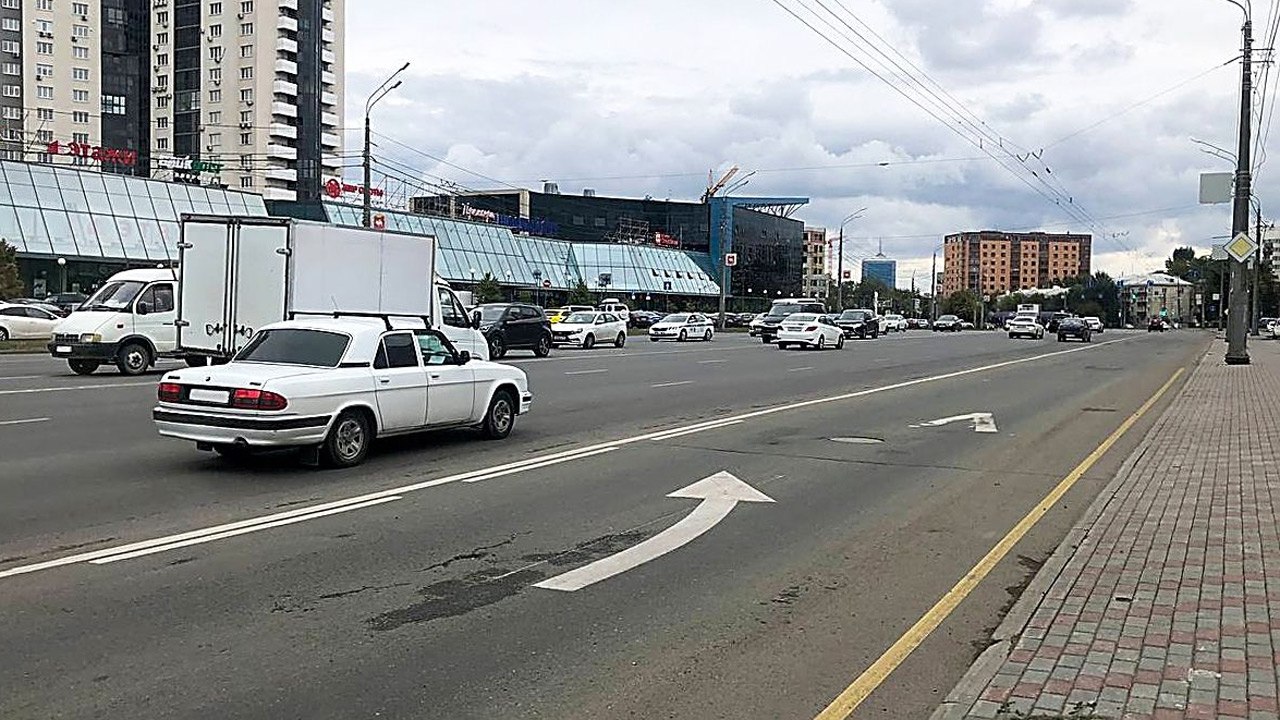 В Челябинске назвали 4 улицы где больше всего штрафов за выезд на выделенки Водителям в среднем выписывают 241 штраф ежедневно за выезд на выделенные полосы для общественного транспорта в Челябинске Статистику проанализировали в Миндортрансе совместно с Центром автоматизированной фиксации административных правонарушений Топ 4 адреса по количеству штрафов в сутки ул Труда д 179 перед ул Энгельса в центр 48 штрафов пр Ленина 54 пл Революции на запад 35 штрафов ул Энгельса 22 УралГУФК в сторону ул Коммуны 33 штрафа пр Ленина 13А 1 перед ул Рождественского на восток 25 штрафов Всего же за восемь месяцев этого года в Челябинске зафиксировали более 57 7 тысячи подобных нарушений Штраф за езду по выделенной полосе сейчас составляет 2250 рублей Вести Южный Урал