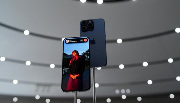 Apple отгрузила трехмиллиардный iPhone. Вот сколько заработала компания  СЕО Apple Тим Кук на конференции по финансовым результатам компании рассказал, что корпорация отгрузила трехмиллиардный iPhone. К слову, первый миллиард айфонов компания продала в 2016 году, а два миллиарда – спустя 5 лет, в 2021-м.  Кроме того, глава корпорации отчитался о доходах за третий финансовый квартал 2025 года. Так, выручка составила $94,04 млрд, что на 10% больше, чем в 2024 году.   Больше интересных цифр — на сайте.