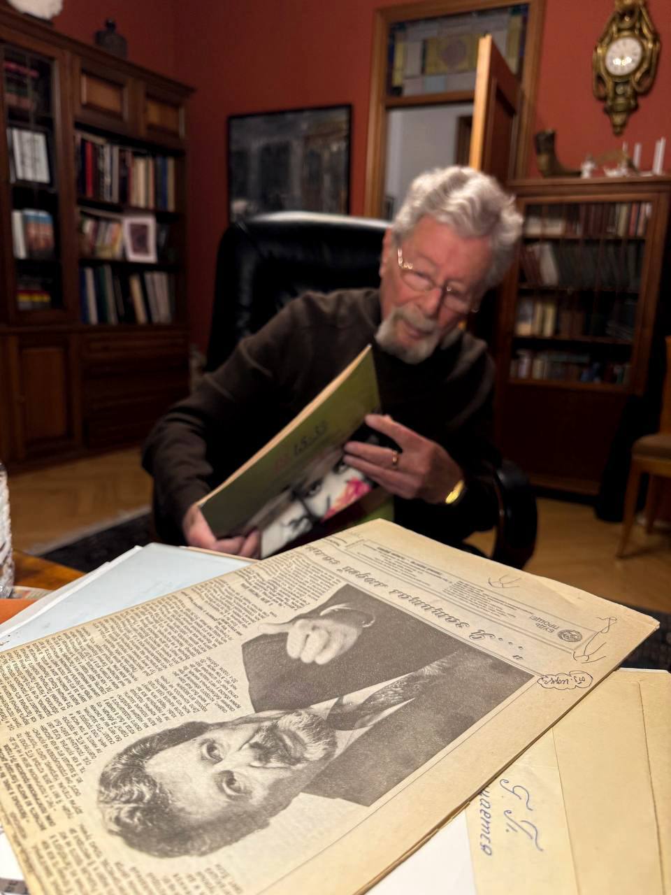 Легендарный советский и российский адвокат Генрих Падва скончался в Москве Он не дожил всего 10 дней до своего 95 летия В воскресенье ему стало плохо с сердцем его доставили в больницу но спасти не удалось Среди его клиентов было много известных людей он представлял интересы семей Владимира Высоцкого академика Андрея Сахарова Также был защитником владельцев ЮКОСа Анатолия Чубайса и Бориса Березовского Именно Генрих Падва внёс в Конституционный суд жалобу после которой в России ввели мораторий на смертную казнь Фото телеграм канал Генриха Падвы Подпишись на MSK1