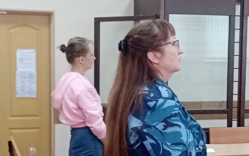 Лишилась отсрочки  В Ижевске суд отменил отсрочку отбытия наказания местной жительнице за неисполнение обязанности по уходу и воспитанию детей.  Девушка была приговорена к 2 годам и 6 месяцам колонии за кражу с банковского счета, однако получила отсрочку отбытия срока до исполнения ее несовершеннолетним детям возраста 14 лет.  Впрочем, после этого она систематически нарушала порядок отсрочки, не исполняла обязанности по воспитанию и содержанию своих детей.  В мае 2025 года осужденная вновь родила — на этот раз двойню. Находясь в больнице, женщина отпросилась у дежурного врача якобы в магазин для покупки подгузников, однако обратно уже не вернулась.   Суд отменил отсрочку, нерадивая мать отравлена в колонию.  Фото: Объединенная пресс-служба судов Удмуртии    #Ижевск #Удмуртия