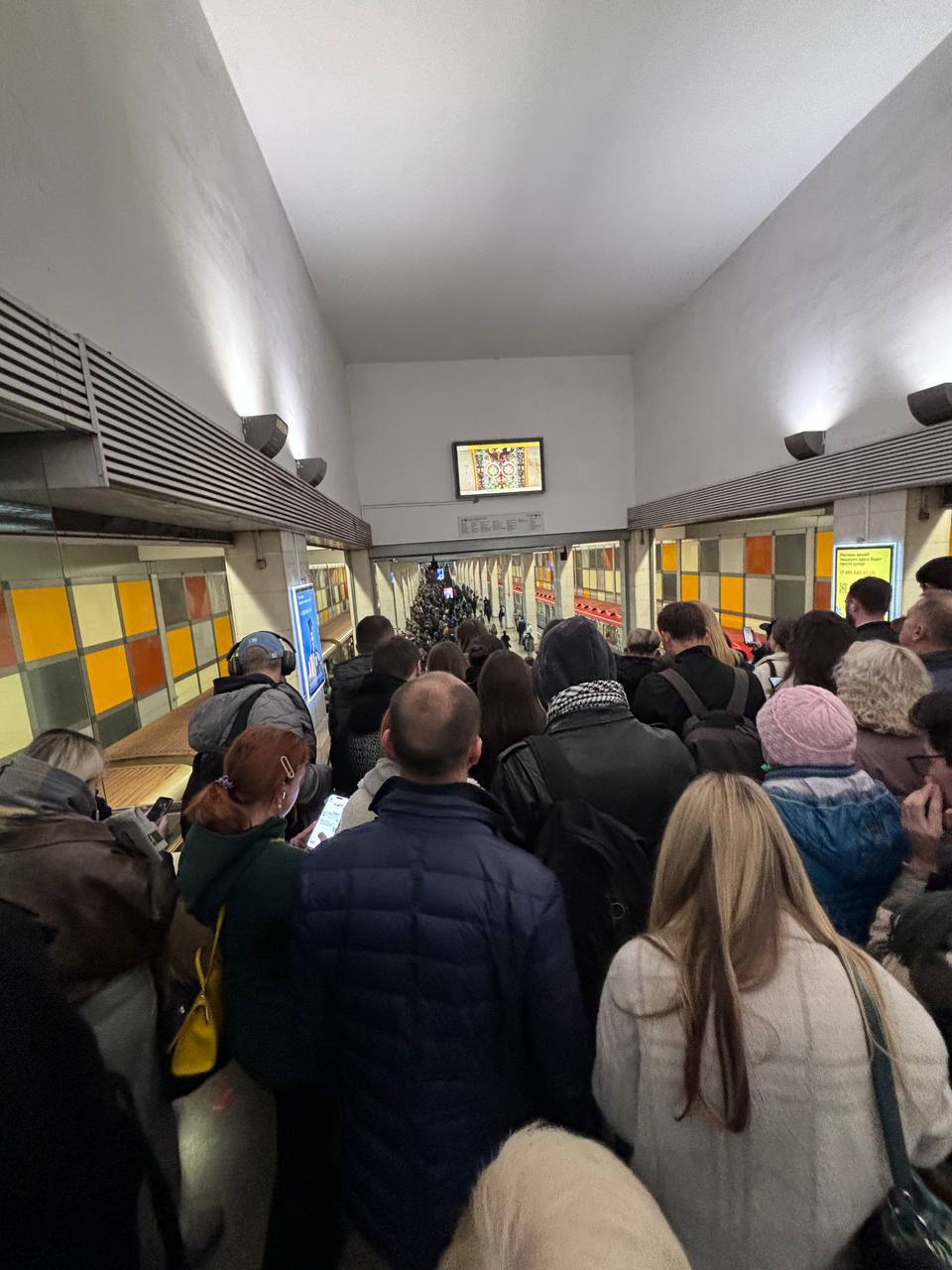 На Сокольнической линии утром произошел сбой на одной из станции пассажиры ждали поезд полчаса По словам пассажиров им пришлось полчаса ждать отправления со станции Саларьево в сторону центра а очередь людей на посадку начиналась еще от турникетов Сейчас движение на Сокольнической линии в графике Ранее на станции Саларьево высаживали пассажиров из одного поезда его убрали с линии для проверки Несколько следующих составов снижали скорость или останавливались для соблюдения интервала После кратковременной остановки поезда продолжили движение в нормальном режиме Прислать информацию в канал Подписаться на новости Новой Москвы Новая Москва в Max