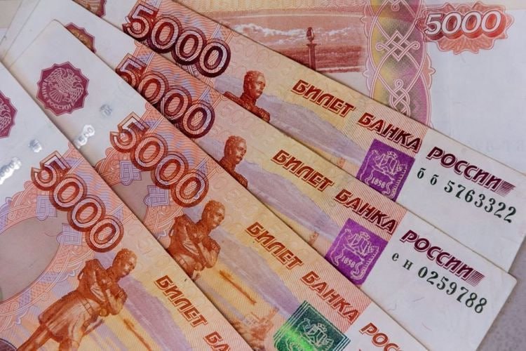 Работа 12 июня оплачивается в двойном размере — напомнили в Роструде. Если человек выходит в День России, ему должны заплатить вдвое больше обычного. Альтернатива — взять допвыходной позже. В случае отказа работодателя — сотрудник может обратиться в прокуратуру или трудинспекцию. 1337
