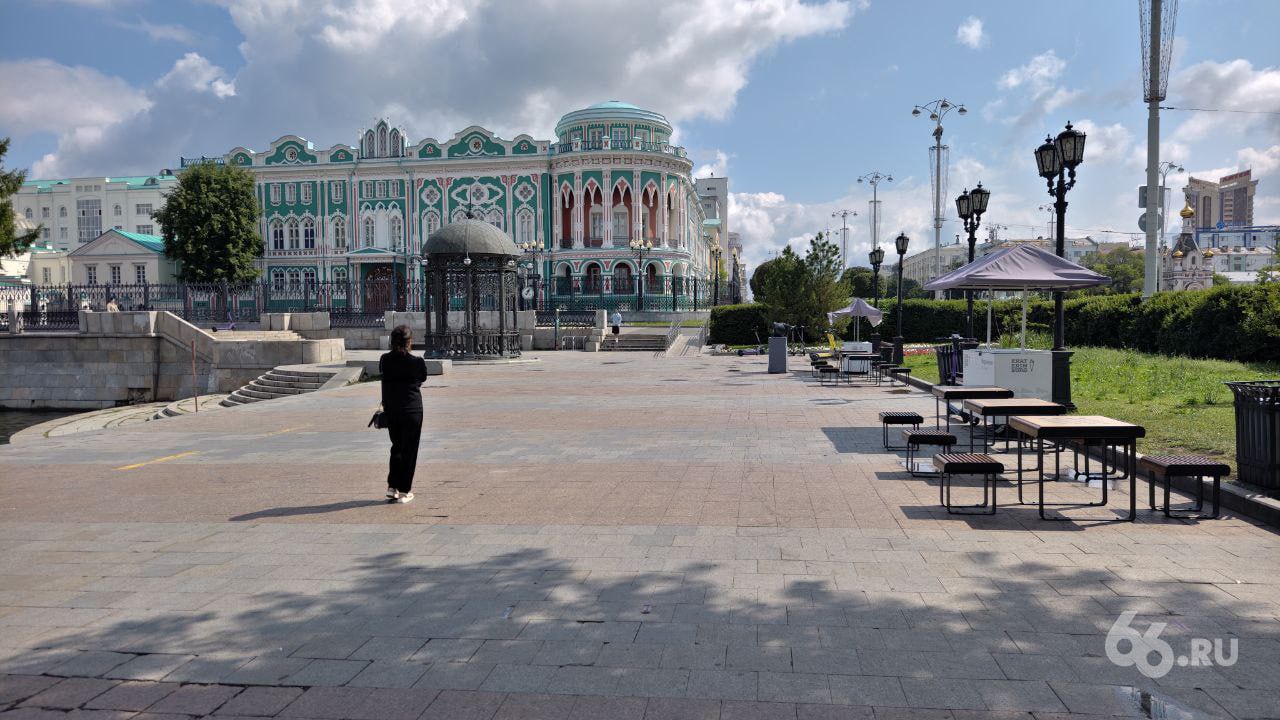 Плотинку отремонтируют за 127 миллионов рублей Благоустроить планируют два участка: от улицы Ленина до дома №3 по Набережной Рабочей молодежи, а также набережную вдоль городского пруда — от здания №33 до №35 по проспекту Ленина. До 30 октября там переложат плитку, заменят бордюры, установят урны и скамейки. Новости из Екатеринбурга