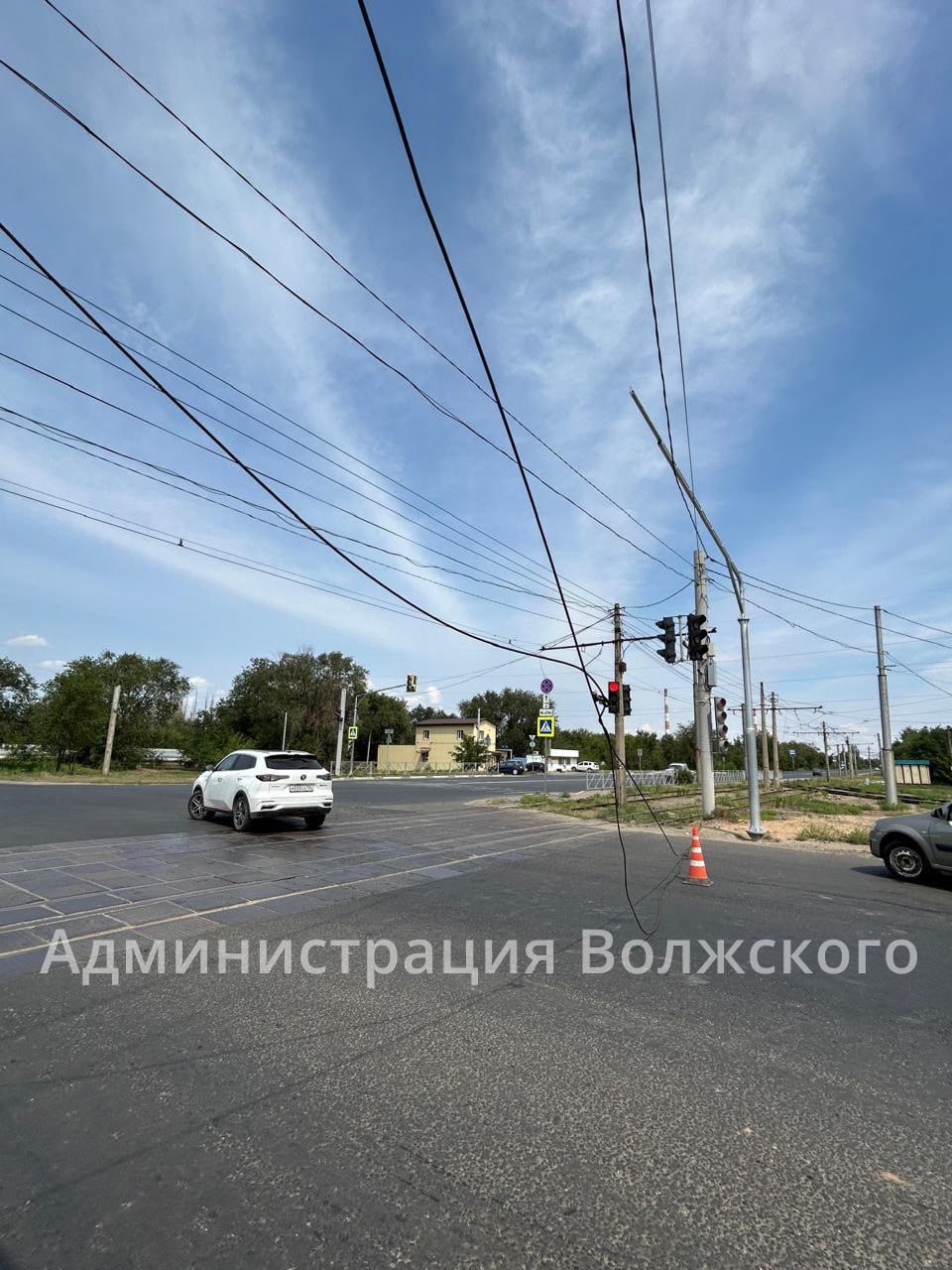 В Волжском временно прекратили движение трамваи №№ 1, 2, 2а, 4 и 4а Сегодня днем в районе трамвайного парка оборвались контактные провода, их задела многотонная фура. Восстановление займет примерно час, заявили в пресс-службе мэрии. Подписаться Перейти на сайт