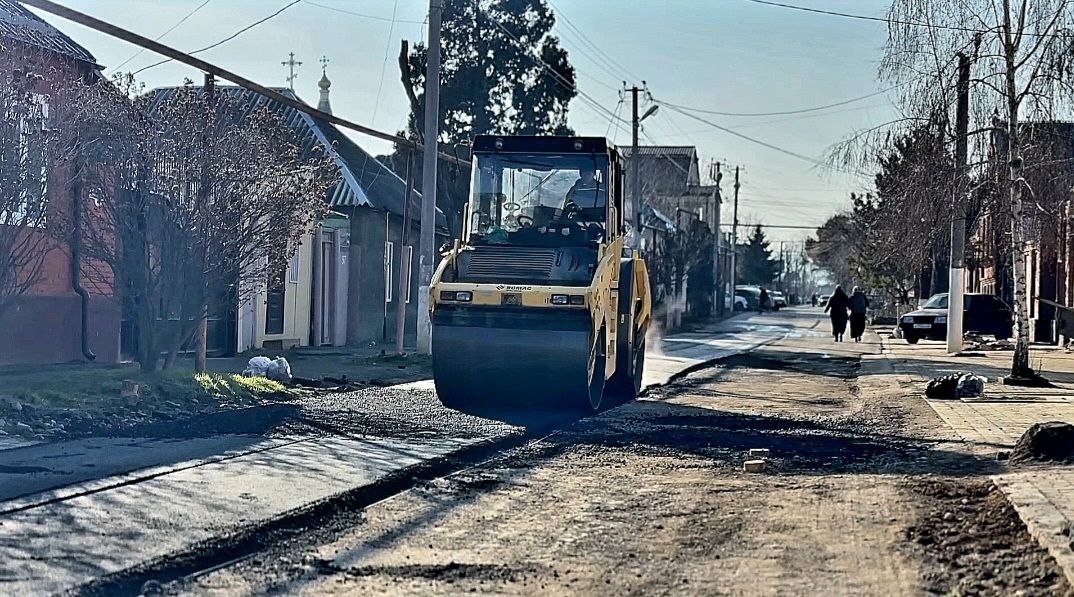 В Сунже начато асфальтирование улицы Розы Люксембург  ООО «Газпром межрегионгаз Назрань» приступило к восстановлению дорожного полотна, поврежденного в процессе прокладки газопровода.  Рабочими производится укладка первого слоя асфальтобетонного покрытия, формирующего основу для последующих работ по благоустройству.   Последующие этапы включают уплотнение первого слоя и укладку второго слоя асфальта.  Работы планируют завершить в течение нескольких дней.