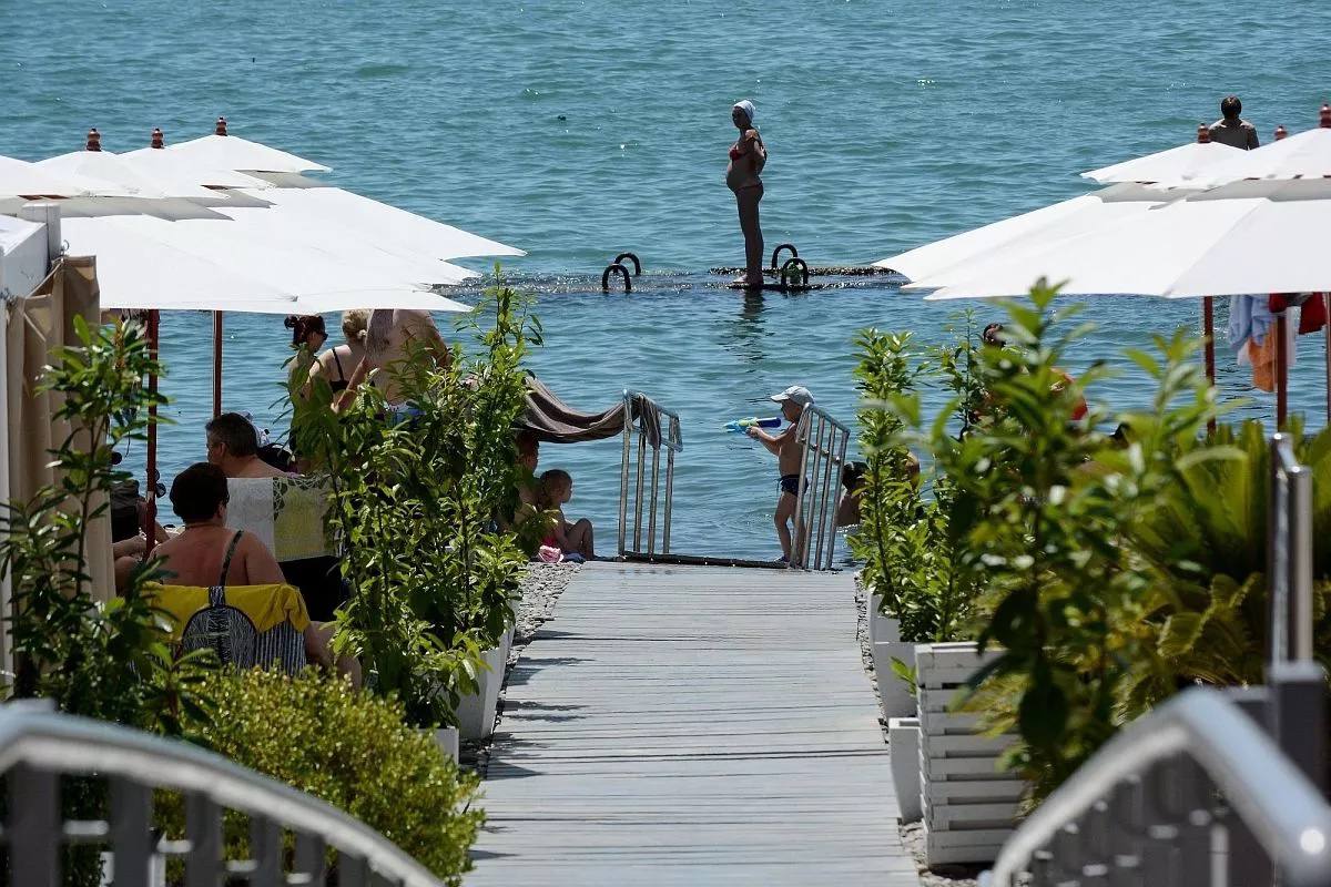 Вода в Черном море у берегов Сочи резко остыла. За минувшие сутки Черное и Азовское моря немного остыли. Больше всего температура морской воды снизилась у побережья Сочи – до 16 градусов. Накануне температуры воды у побережья курорта составляла 19 градусов. В Туапсе и Геленджике температуры воды в море 21 градус. В Новороссийске – 22 градуса, на два градуса ниже, чем вчера. В Анапе – 23 градуса. У побережья Ейска вода прогрелась до 25 градусов, в Темрюке – 24, а в Приморско-Ахтарске – 23. Кубанские Новости
