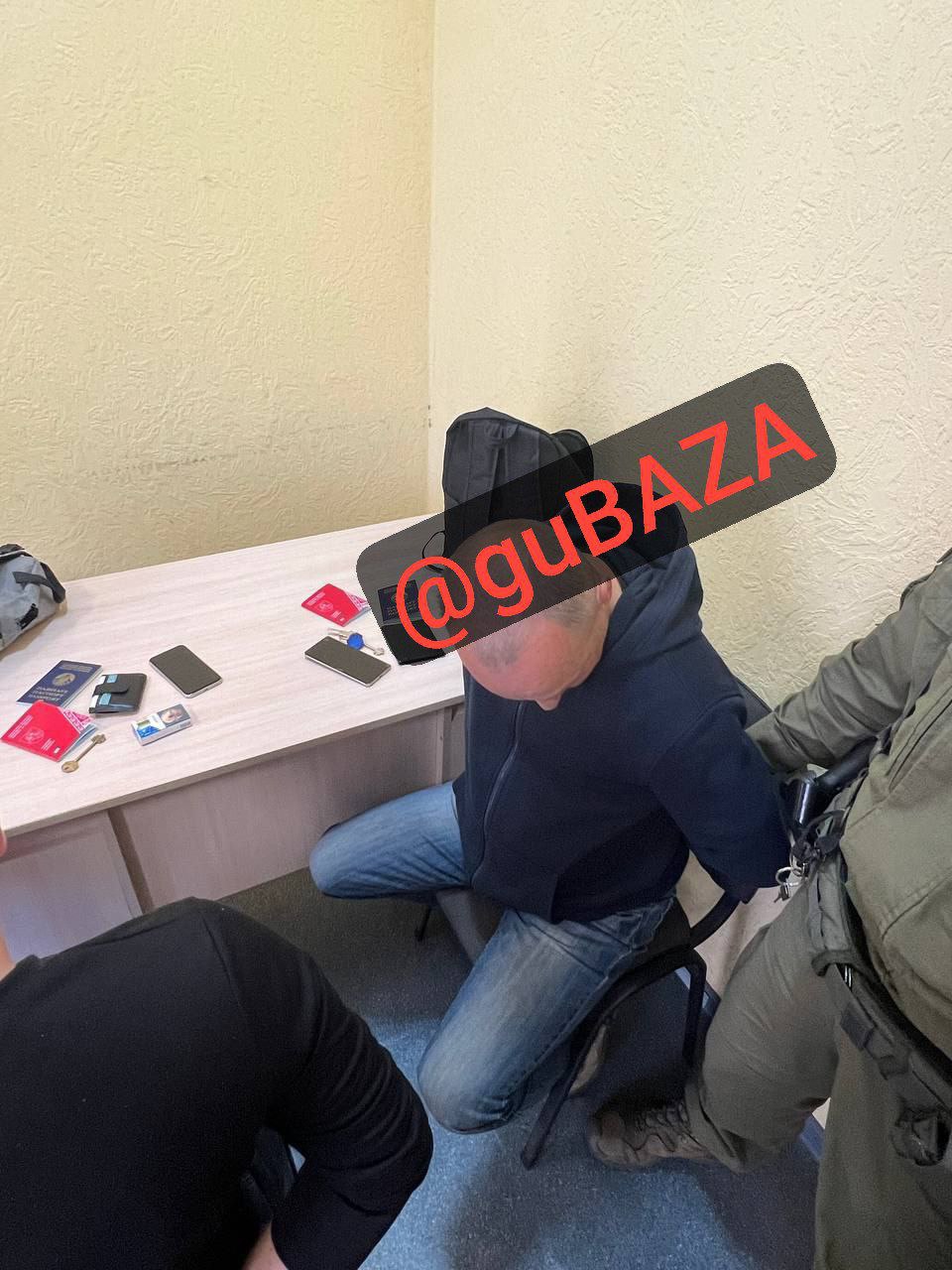 Паспорта, деньги, два дурака Некоторое время назад при попытке въезда в Беларусь задержано двое жителей г. Могилёва, которые при себе имели паспорта "Новой Беларуси". Самое невероятное, что одного из них еще в прошлом году предупреждали о последствиях получения этого аусвайса и предлагали от него отказаться. А он себе еще и подельника за границей нашел. Первому "паспорт" был выдан бесплатно - за содействие "Офису Тихановской", вот он и пойдёт по статье за содействие экстремизму ч.1 ст. 361-4 УК — до 6 лет и в настоящее время арестован. Второй утверждает, что купил его и готов возместить ущерб в 100-кратном размере 10 тыс.$ с прекращением уголовного дела за финансирование экстремизма в общем порядке. Это информация пока проверяется, а персонаж находится под подпиской. Продолжение следует... ГУ"БАЗА" Бот обр. связи