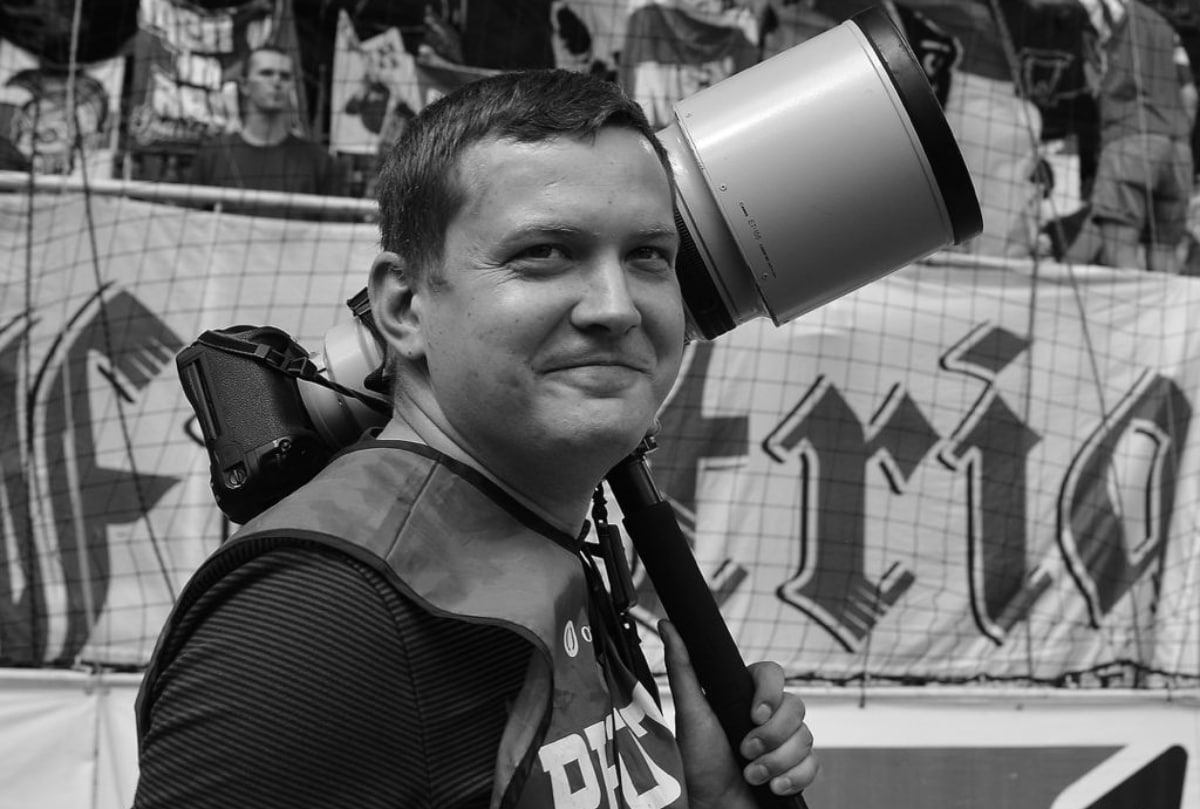 Умер фотограф футбольного клуба Спартак Александр Ступников скоропостижно скончался на 41 м году жизни у себя дома сообщила пресс служба футбольного клуба Причины смерти не называются Он собирался на работу на очередной матч нашей команды которой отдал более 15 лет профессиональной деятельности отметили в клубе В Спартаке заявили что смерть Ступникова стала шоком для всех а его снимки навечно останутся частью истории Спартака Спартак