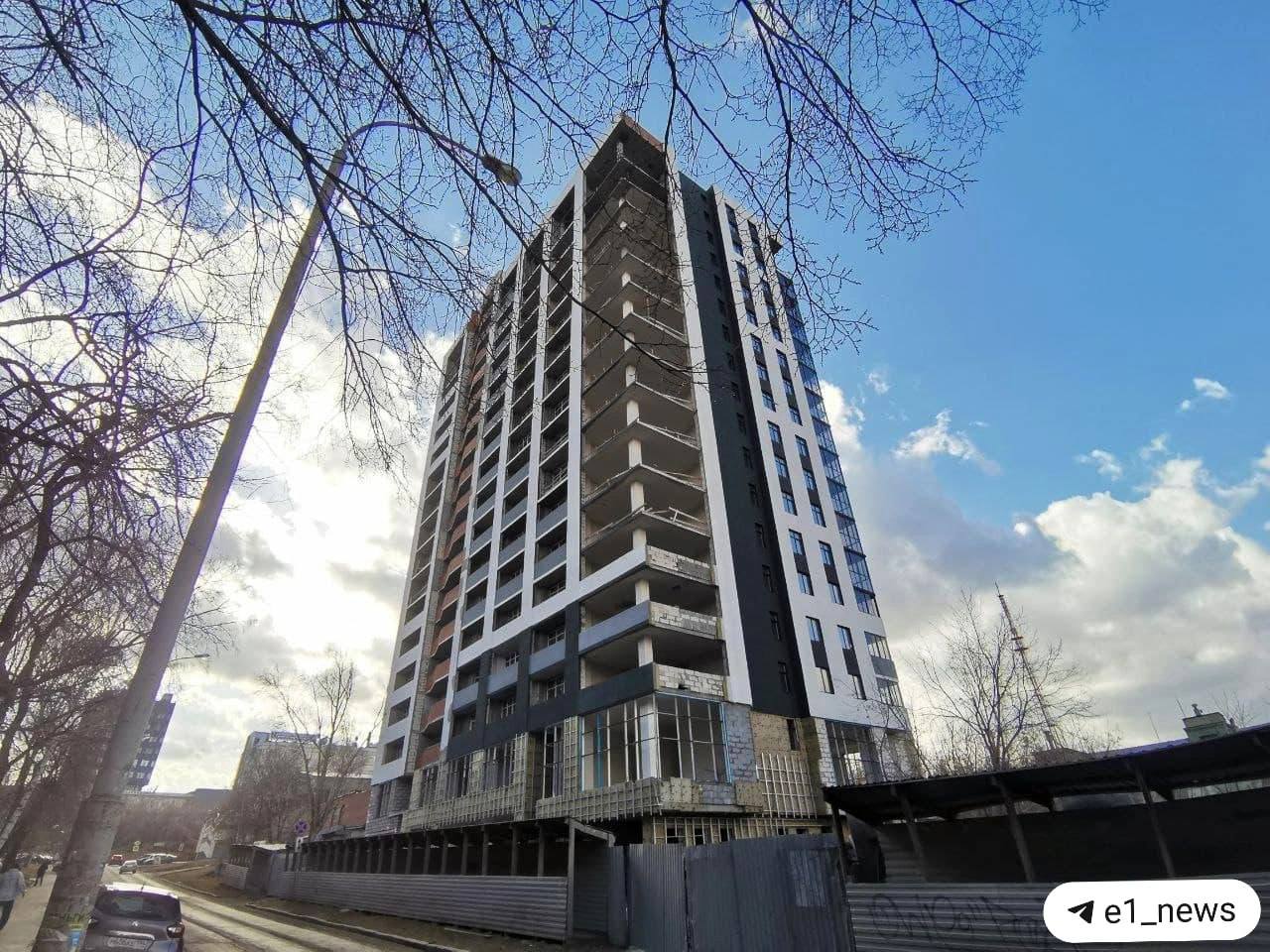 Недостроенный «Бажов House» продаётся за полмиллиарда рублей  В Екатеринбурге на торги выставлен 17-этажный апарт-комплекс «Бажов House» на улице Бажова, 166. Недостроенное здание, готовое лишь на 68%, оценили в 512 миллионов рублей — это примерно 35 тысяч рублей за квадратный метр. Общая площадь объекта составляет 14,5 тысяч квадратных метров. Торги продлятся до 10 июля.  Строительство комплекса началось в 2016 году компанией «Энергоремстройкомплект». Планируемый срок сдачи был в 2017 году, но его неоднократно переносили. В 2019 году работы остановились, а в 2022 году застройщика признали банкротом.  Покупатели апартаментов остались без жилья и пытались добиться статуса обманутых дольщиков — власти отказали им, поскольку здание формально считается нежилым.  Фото: E1.RU  Новости Екб тут