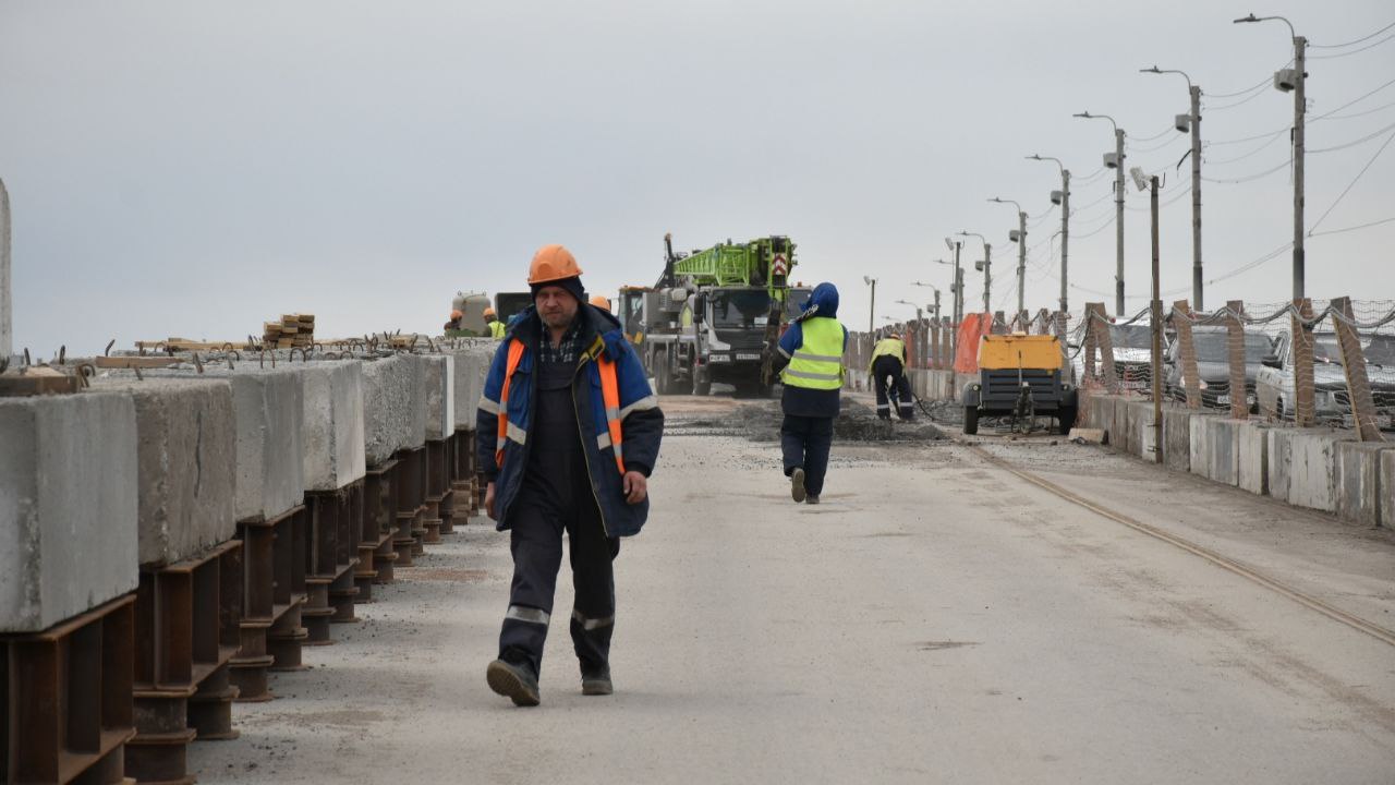 Омичам назвали месяц открытия первой половины моста у Телецентра  Заместитель Председателя Правительства Омской области Динар Курманов в интервью с «Вести Омск» рассказал о текущих этапах реализации проекта строительства моста 60-летия ВЛКСМ, отметив, что работа ведется строго по утвержденному графику, и завершение объекта запланировано на осень 2026 года.  Курманов подчеркнул, что строительство моста является технически сложной задачей, поскольку включает замену старой теплотрассы, пересекавшей реку и соединявшей Кировскую центральную котельную с левобережьем. Замена коммуникаций привела к увеличению рабочей зоны, необходимой для монтажа новых трубопроводов внутри тела моста.  В каком месяце откроют вторую половину моста, смотрите в нашем материале.