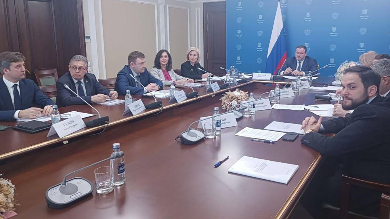 Рифат Сабитов принял участие в заседании попечительского совета Фонда поддержки детей находящихся в трудной жизненной ситуации Подробнее по ссылке на нашем сайте gtrksakha ru       Подписаться