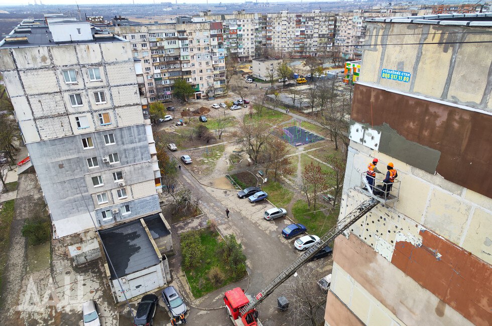 В Мариуполе восстановлено около 70% многоквартирных домов от плана : Написать нам «На сегодняшний день из более 1600 многоквартирных домов, которые было запланировано восстановить в 2022–2025 годах, восстановлено около 1,2 тыс. объектов», — рассказали в пресс-службе администрации города. Помимо этого, демонтировано около 370 МКД — они не подлежали восстановлению. В стадии обследования находится порядка 1 тыс. многоквартирных домов барачного типа. Всего до начала боев в Мариуполе было чуть более 3 тыс. домов. Добавим, что сейчас в городе обновляется буквально все — от генплана до приюта для собак, от транспорта до остановок, от театра до городских парков и пляжей. Читать полностью