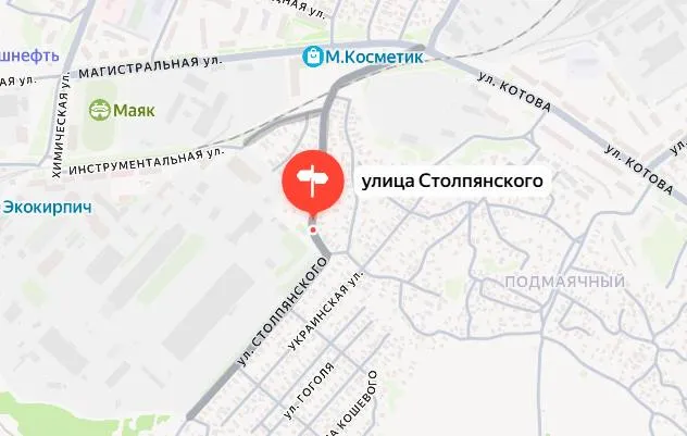 Скоро автобус уже откажется ездить На улице Столпянского в Оренбурге дорожное покрытие пришло в негодность Улица Столпянского в Оренбурге буквально рассыпается на глазах сообщают жители города Два месяца они просят провести ямочный ремонт но безрезультатно Ситуация становится критической ямы на дороге следуют одна за другой Местные опасаются что скоро автобус 48 может прекратить здесь движение Жители планируют собрать петицию и обратиться с письменным заявлением в прокуратуру 2 месяца просим ямочный ремонт Скоро 48 автобус уже откажется ездить яма на ямке Сделать ремонт один день Сколько уже просьб И нет реакции Будем собирать петицию от местных жителей и обращаться в прокуратуру с письменным заявлением и подписью людей Ждем до мая не сделаете дорогу обратимся туда В администрации Оренбурга сообщили что в первоочередном порядке будет выполнен ремонт автомобильных дорог центральных улиц города а также на автомобильных дорогах с наиболее высокой интенсивностью движения Список объектов для ямочного ремонта подлежит постоянной корректировке и формируется исходя из текущего состояния дорожного покрытия предписаний Госавтоинспекции наибольшего количества обращений граждан с учетом расстановки приоритета на наиболее критические социально значимые участки дорожной сети После заключения муниципального контракта будет произведен ямочный ремонт сообщили в администрации города Оренбурга Урал56 Ру в МАХ