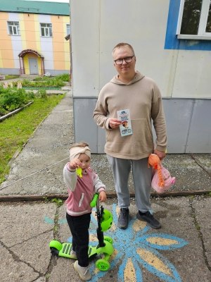 В детском саду «Дружные ребята» состоялось очередное мероприятие, организованное родительским патрулём.   Родители  1-й старшей группы провели профилактическую акцию, направленную на повышение уровня дорожной грамотности.Они напомнили детям о правилах безопасного передвижения на велосипеде и самокате.Чтобы привлечь внимание общественности, родители вместе с детьми раздавали информационные  буклеты  «Велосипедисты, будьте внимательны!» и дарили светоотражающие элементы в виде брелоков.Соблюдайте правила безопасности на дороге!   Благодарим родителей, которые приняли участие в работе родительского патруля!