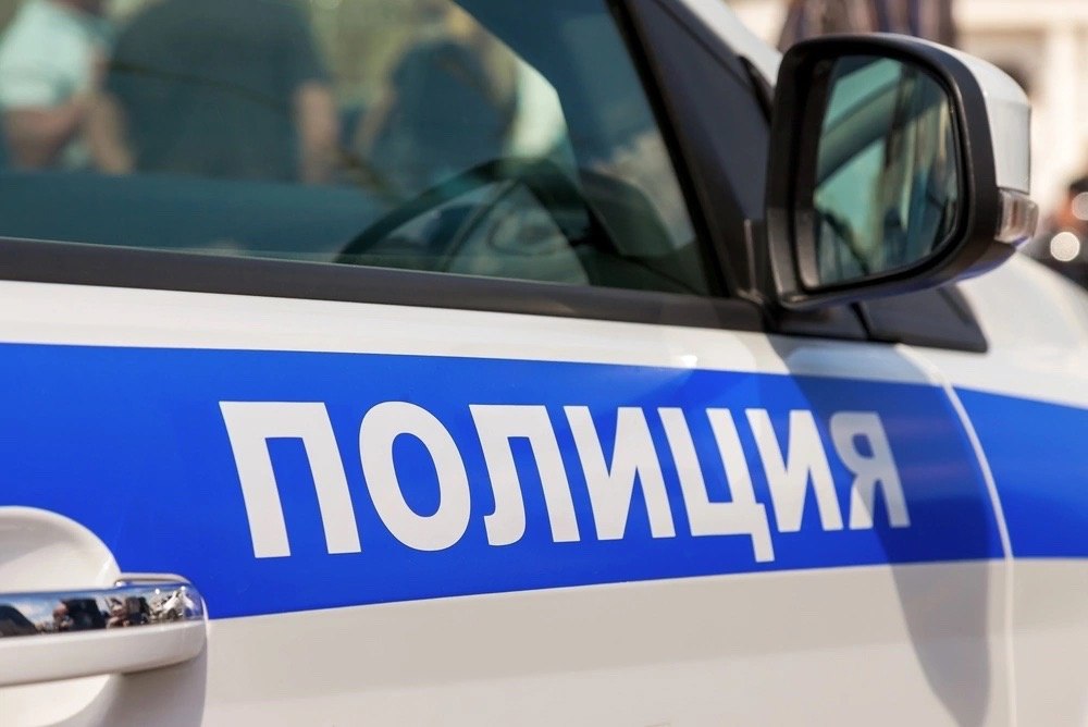 В Калмыкии выявлены два факта незаконного оборота наркотических средств. В Сарпинском районе сотрудники по контролю за оборотом наркотиков совместно с участковым полицией и оперативниками угрозыска задержали местного жителя, пытавшегося спрятать сверток с веществом растительного происхождения. Мужчина пояснил, что в свертке находятся листья дикорастущей конопли, собранные им для личного употребления. Еще один факт был выявлен участковым полицией в п. Большой Царын. Во дворе дома местного жителя обнаружены предметы для изготовления наркотических средств и полимерный пакет с веществом растительного происхождения со специфическим запахом. Вещество растительного происхождения, пояснил мужчина, он нашел ранее и хранил для личного употребления. По этим фактам наркотические средства и предметы для их изготовления изъяты и направлены на экспертизу. Решается вопрос о возбуждении уголовных дел. Фото: МВД Калмыкия Быть в курсе Прислать новость
