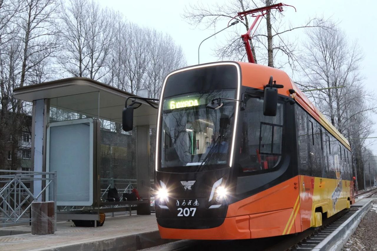 На заседании Правительства Ярославской области обсудили масштабную модернизацию трамвайной системы в Ярославле 15 декабря открыли движение на участке от трамвайного депо на Ленинградском проспекте до ТРЦ Рио Здесь уложены новые рельсы смонтирована контактная сеть обустроены современные остановочные комплексы Это серьезный результат совместной работы по концессии с компанией Мовиста Концессионер уже завершил модернизацию более чем 50 путей Из запланированных 43 9 километра готово 22 километра Работы продолжаются в Ленинском районе в следующем году начнется реконструкция двух путепроводов В рамках проекта будут также построены новые тяговые подстанции и современный диспетчерский центр модернизировано депо Для обновленной сети уже приобретены 47 современных низкопольных трамваев Ярославская область в числе 10 субъектов страны в которых реализуются проекты обновления электротранспорта С каждым новым километром путей мы меняем качество городской среды делаем Ярославль современнее и удобнее В первой половине 2026 года планируем полностью открыть движение из Дзержинского района до Ярославского моторного завода А к концу 2026 года запустить полноценное трамвайное движение по всему городу Канал MAX