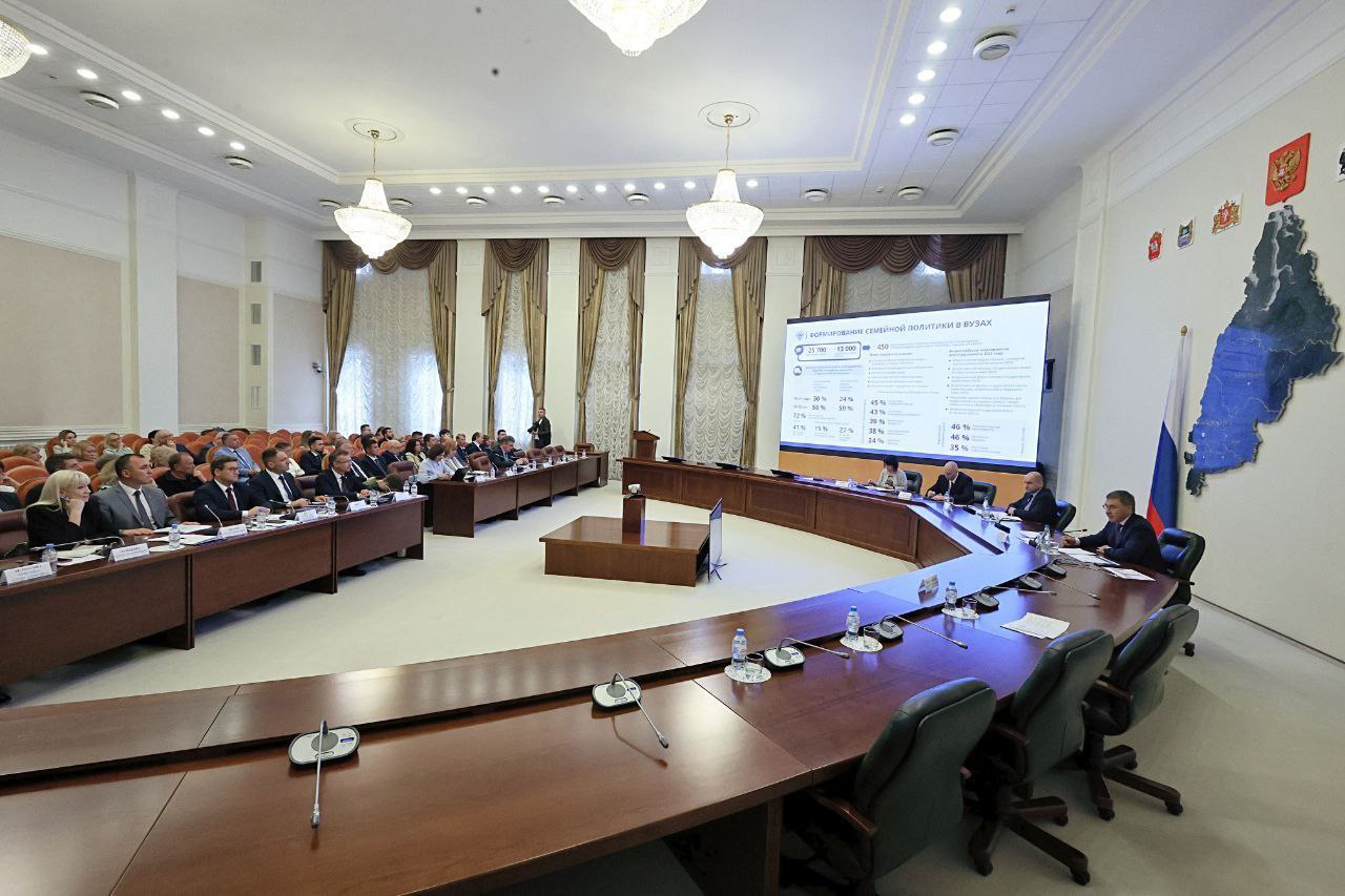 Второй за два дня визит федерального Министра в Свердловскую область. Вчера приезжал Михаил Мурашко, сегодня - Валерий Фальков. Сейчас он проводит совещание с руководителями вузов УрФО.