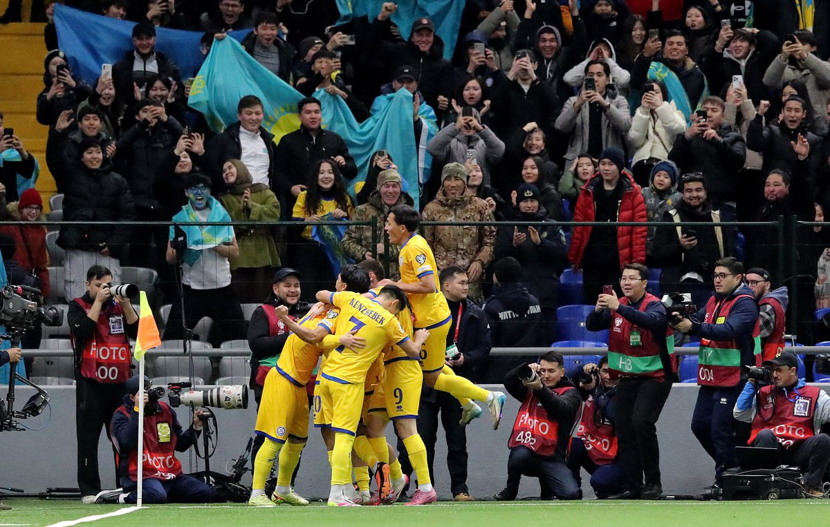 Сборная Казахстана не позволила Бельгии досрочно выйти на ЧМ 2026 Футболисты сборной Казахстана дома сыграли вничью с командой Бельгии со счетом 1 1 в матче отборочного турнира чемпионата мира 2026 года В составе хозяев гол забил Дастан Сатпаев 9 я минута у гостей отличился Ханс Ванакен 48 На 77 й минуте прямую красную карточку получил нападающий Ислам Чесноков 17 летний Сатпаев стал самым молодым автором гола в истории сборной Казахстана Нападающий Кайрата который летом 2026 года присоединится к Челси провел шестую игру за национальную команду В случае победы сборная Бельгии досрочно бы обеспечила себе место в финальной части ЧМ 2026 Бельгия с 15 очками занимает первое место в группе J Далее расположились Северная Македония 13 Уэльс 10 Казахстан 8 и Лихтенштейн 0 Reuters Подписаться на РБК Спорт