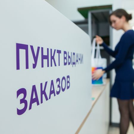 В Бурятии сотрудница пункта выдачи два года обворовывала маркетплейс. Теперь ей грозит уголовная ответственность  Как оказалось, 33-летняя жительница Гусиноозёрска с декабря 2022 года по ноябрь 2024 создавала поддельные аккаунты несуществующих покупателей и через них заказывала понравившиеся вещи.  Когда заказы поступали в ПВЗ, женщина забирала их себе, а в программе оформляла отказ по причине брака. Обратно на склад она отправляла уже пустые коробки. В итоге работница присвоила себе 77 товаров на 297 тысяч рублей.  Самое интересное, что о хищении вещей стало известно только при инвентаризации. На сотрудницу возбуждено уголовное дело.