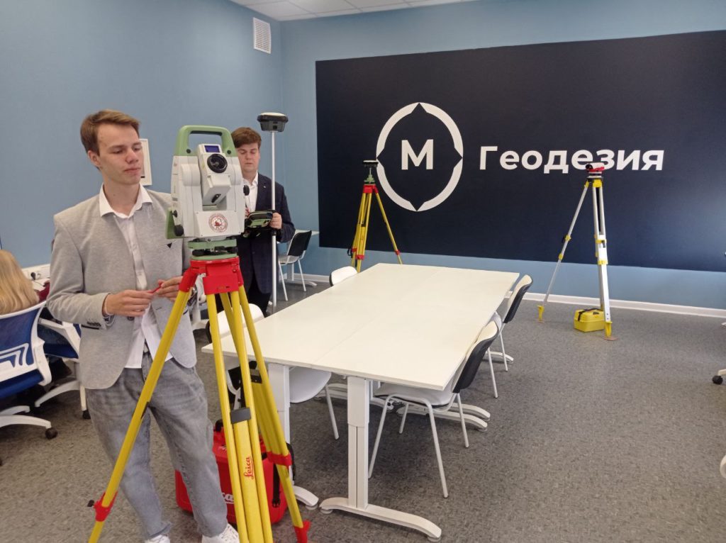 Рязанский строительный колледж вошел в число призеров Всероссийского конкурса лучших практик трудоустройства молодежи Об итогах Всероссийского конкурса лучших практик трудоустройства молодежи в 2025 году который проводится в рамках национального проекта Кадры информирует министерство труда и социальной защиты населения Рязанской области Всероссийский конкурс организован Министерством труда и социальной защиты РФ при содействии Федерального агентства по делам молодежи Движения первых Молодежной общероссийской общественной организации Российские студенческие отряды Основная надежда рынка труда молодое поколение и большое количество мероприятий в том числе направленных на вовлечение молодежи в рынок труда вошли в национальные проекты В 2025 году количество номинаций нашего конкурса было увеличено до 11 Они очень разные от лучших практик содействия трудоустройству подростков до наставничества для молодых людей которые уже вышли на работу подчеркнул заместитель министра труда и со