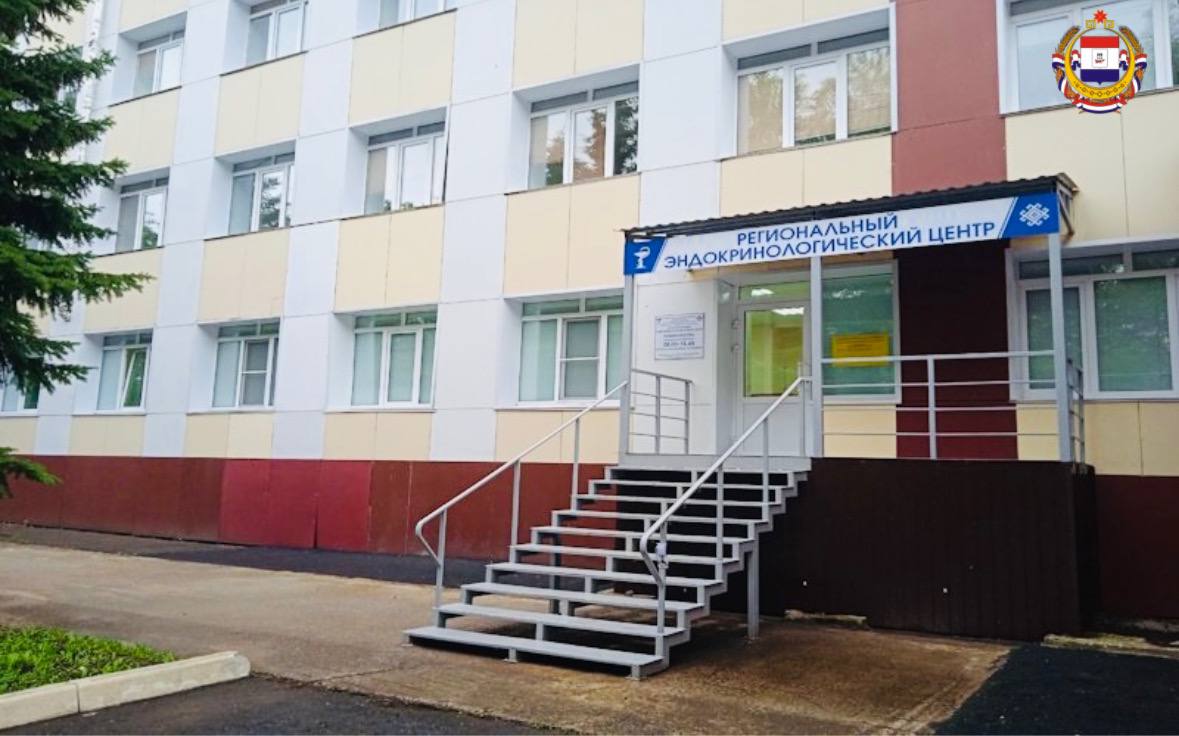 В Саранске начал работу Региональный эндокринологический центр.  Размещается он в терапевтическом корпусе Республиканской клинической больницы №4.   Его открытие стало возможным благодаря нацпроекту «Продолжительная и активная жизнь».   Пациенты будут проходить диагностику и получать консультации нескольких специалистов за одно посещение.  Удобно, эффективно, современно    Значимое событие для здравоохранения Мордовии  #НацПроект