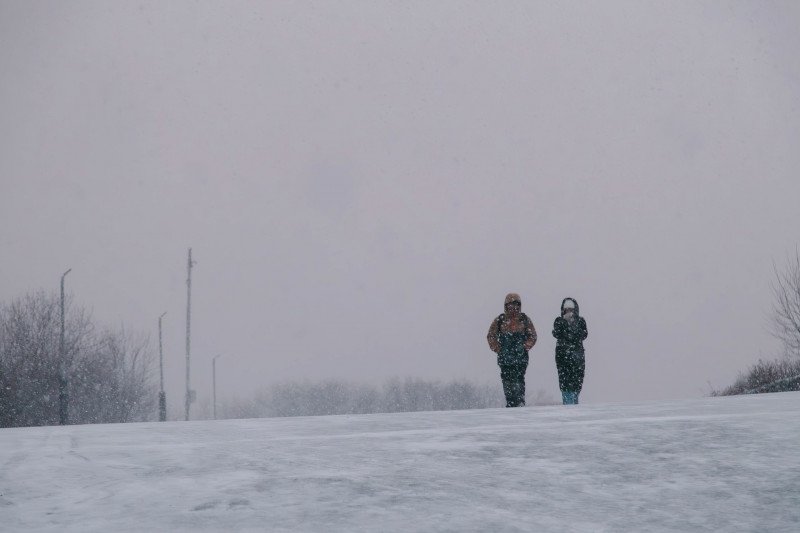 Циклон с Норвежского моря определит погоду Кольского полуострова  Погоду Кольского полуострова 18 марта будет определять циклон, смещающийся с севера Норвежского моря. По данным Мурманского УГМС, сегодня на территории области ожидается облачная с прояснениями погода. Пройдёт снег, местами сильный.  Ветер юго-западный, южный умеренный. Температура воздуха составит -3-8 градусов, гололедица.  На побережье Мурмана наблюдается ветер северо-западный, западный в порывах до 15 м/с. На севере, востоке и в центральной части Баренцева моря ветер северный, северо-западный 15-17 м/с, медленное обледенение судов.  Сегодня утром в Мурманске температура воздуха составляет -13 градусов, ветер южный 5-8 м/с.