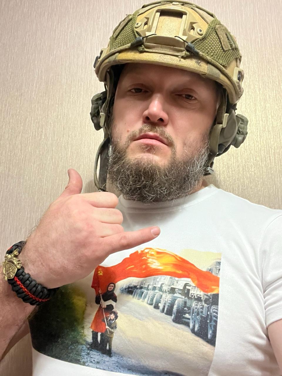 В Новосибирской области суд приговорил руководителя военно спортивного центра к трем годам колонии за истязание детей Бердский городской суд приговорил руководителя военно спортивного центра Альфа Данила Шаргана к трем годам колонии общего режима Его признали виновным в истязании несовершеннолетних пункты а г части 2 статьи 117 УК РФ Внимание на это обратил Сибирский экспресс По данным следствия с ноября 2023 по март 2024 года Шарган систематически избивал воспитанников своего центра в помещениях арендованных для спортивно патриотических занятий в Новосибирске а также в Заельцовском бору и Зеленой роще Бердска Суд установил что мужчина бил детей в том числе по голове Шарган вину не признал Суд также запретил ему в течение двух лет после освобождения работать с детьми и обязал выплатить 600 тысяч рублей компенсации морального вреда семьям пострадавших Шарган называл себя ветераном СВО с двумя командировками В 2025 году находясь под судом он безуспешно баллотировался в горсовет Новосибирска от ЛДПР О деле стало известно в марте 2024 года когда мать одного из воспитанников сообщила что ее сын вернулся со сборов с гематомами и разбитой головой Подросток рассказал что тренер бил его палкой за невыполнение приказов Сам Шарган утверждал что ребенок врезался в бревно и мог упасть на зарядке После огласки прокуратура начала проверку Несмотря на уголовное дело судя по публикациям в паблике центра Шарган продолжает работать с детьми В середине мая он даже получил благодарственное письмо от новосибирской школы за проведение военно патриотической игры Фото со страницы Данила Шаргана во ВКонтакте Новосибирскаяобласть