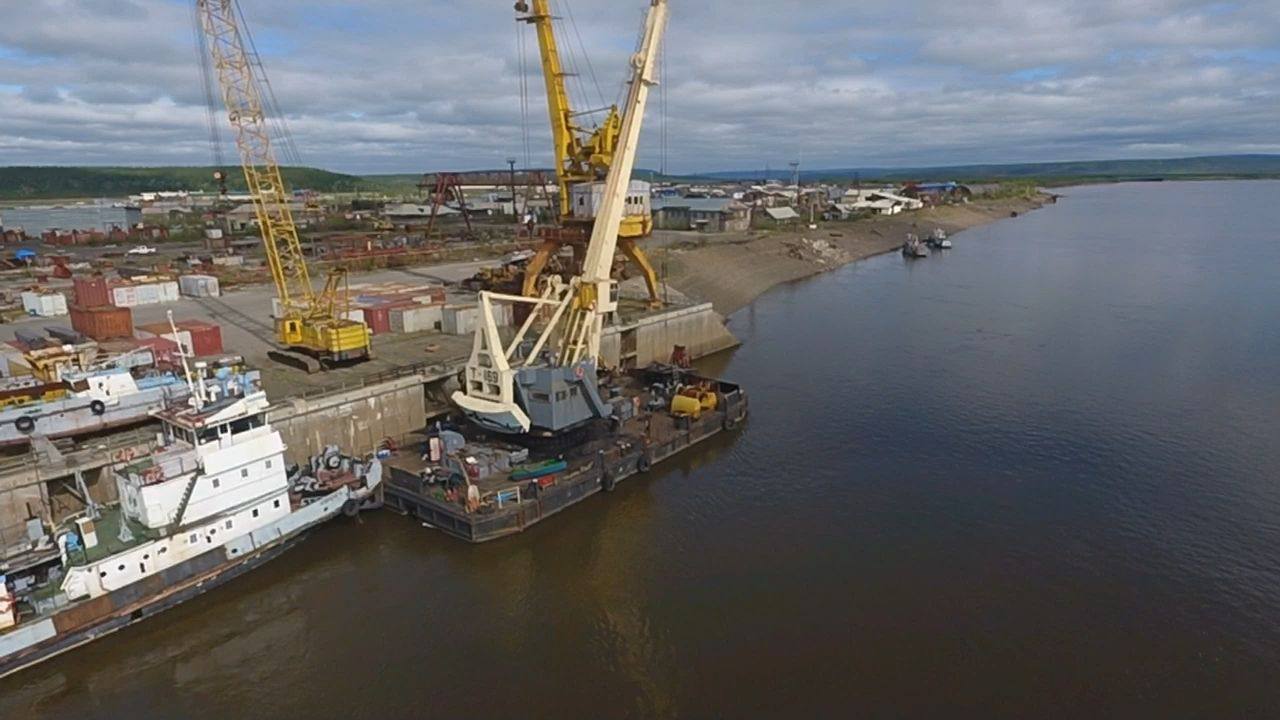 ПАО ЛОРП перевыполнило план перевозок по итогам навигации 2025 года По итогам навигации 2025 года ПАО ЛОРП перевыполнило план по объёму перевозок Исполнение плана составило порядка 102 а общий объём коммерческих грузов достиг 1 млн 257 тыс тонн что на 4 превышает показатель 2024 года Достигнутые результаты обеспечены несмотря на сложные погодные условия навигации и финансовые трудности в том числе в сфере жилищно коммунального хозяйства В структуре перевозок 328 тыс тонн пришлось на нефтеналивные грузы около 929 тыс тонн на сухогрузы Для выполнения навигационной программы в 2025 году было задействовано 207 единиц флота единаяроссия сахасирэ ольгабалабкина мыработаем россия якутия арктика экология арктическаяякутия Подписывайтесь на канал t me balabkinaov