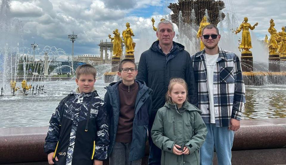 Многодетного отца из города Рассказово Игоря Пустовалова наградили орденом «Родительская слава»  Президент России Владимир Путин подписал Указ № 337 «О награждении государственными наградами РФ». В соответствии с ним, за большие заслуги в укреплении института семьи и воспитании детей высокой государственной наградой — орденом «Родительская слава» награжден многодетный отец Игорь Пустовалов из города Рассказово. В его адрес поздравительную телеграмму направил врио главы региона Евгений Первышов.  Игорь Пустовалов — отец восьмерых детей. Как сообщили в региональном правительстве, после смерти супруги от коронавирусной инфекции в декабре 2020 года Игорь один воспитывает детей.  Многодетный отец более 20 лет работает в сфере образования. Сейчас возглавляет Детско-юношескую спортивную школу города Рассказово. Является членом общественного Совета отцов при Уполномоченном по правам ребенка в Тамбовской области.