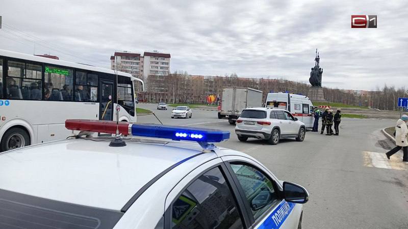 И снова велосипедист: в Сургуте на Ленина под колеса авто попал подросток Очередное ДТП с велосипедистом произошло сегодня в одиннадцатом часу утра — на сей раз возле памятника основателям Сургута. Судя по камерам видеонаблюдения, подросток на велосипеде хотел проехать по нерегулируемому пешеходному переходу со стороны дома №38 по проспекту Ленина к агентству воздушных сообщений. Первую половину дороги он успел проскочить, а вот на второй половине его сбил «Мерседес», за рулем которого была девушка. По данным журналиста СургутИнформ-ТВ, который находится на месте происшествия, велосипедисту 16 лет. Его осматривают врачи скорой помощи. Ранее мы сообщали о сбитом 12-летнем велосипедисте, который не спешился перед «зеброй» на улице Кукуевицкого. _________ Sitv.ru
