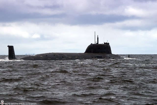 В Северодвинске в море на испытания впервые вышел атомный подводный крейсер Пермь пятый корабль модифицированного проекта Ясень М Пермь первый штатный носитель крылатой гиперзвуковой ракеты Циркон Субмарина спущена на воду на Севмаше в марте этого года участие в торжественной церемонии по видеосвязи принял Президент России Владимир Путин Подлодки типа Ясень М представляют собой современные многоцелевые корабли способные наносить удары как по надводным и подводным целям так и по береговым объектам