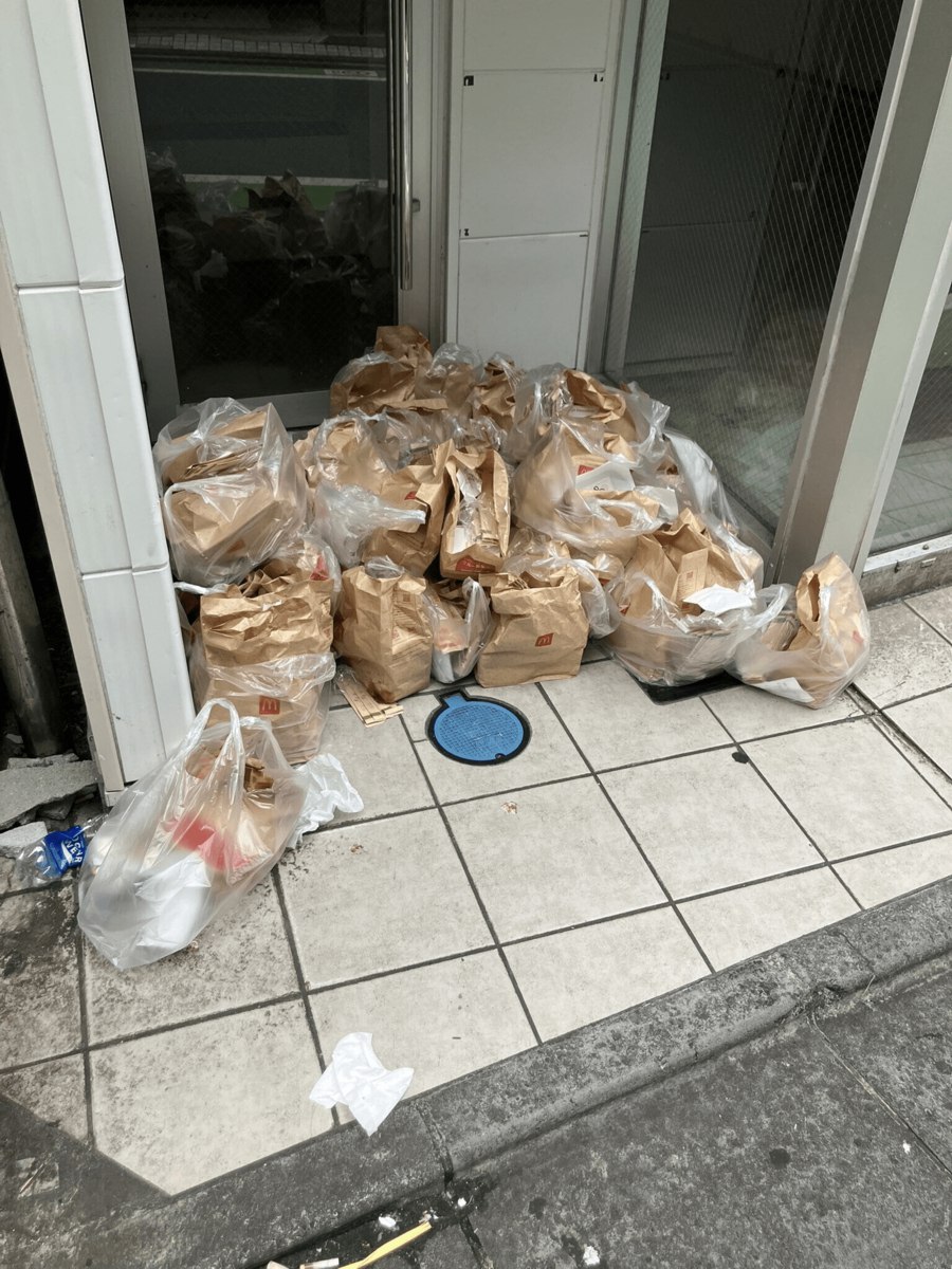 McDonald’s в Японии досрочно завершил акцию с эксклюзивными карточками «Покемонов» из-за ажиотажа и массовой порчи продовольствия. Фанаты и перекупщики скупали десятки наборов «Хэппи Мил» только ради сувениров, а еду выбрасывали  vc.ru/marketing/2150650